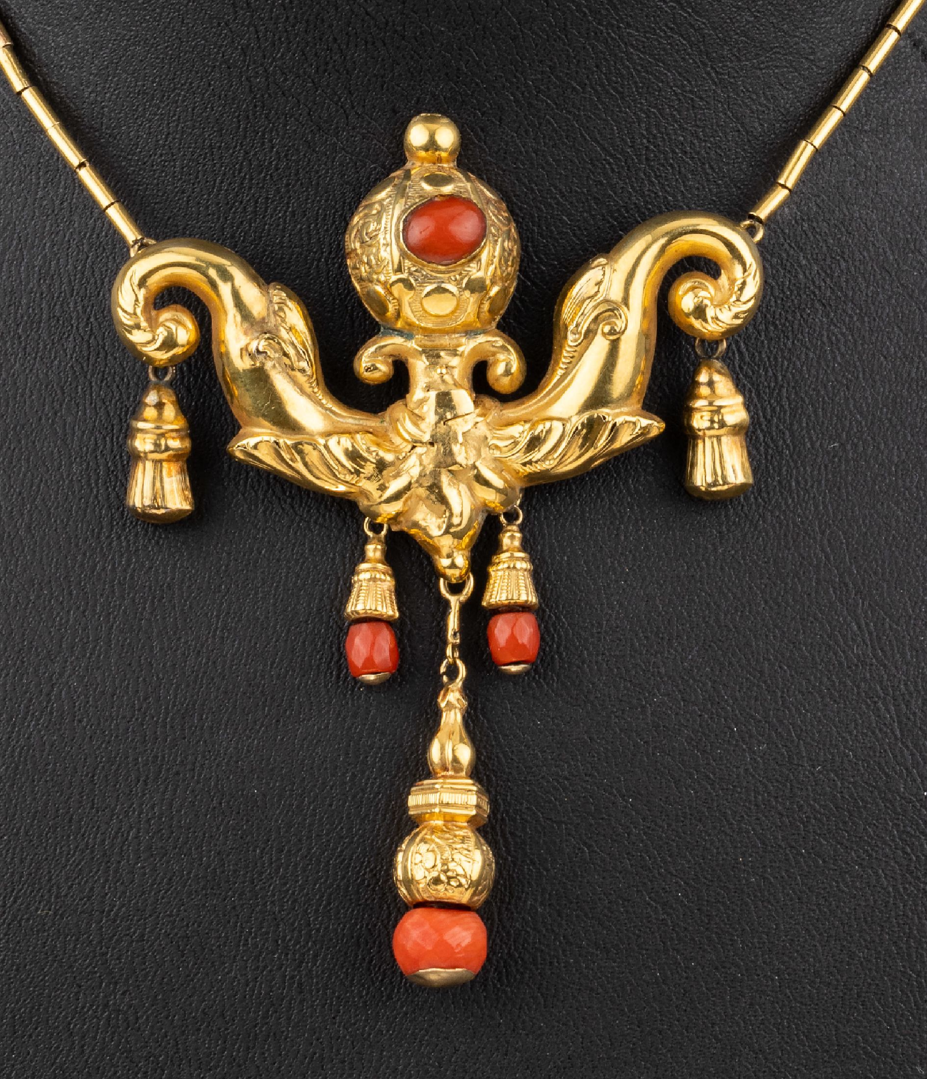 Detail a: Biedermeier Collier, Schaumgold, um 1830/40, prunkvolle Ausführung, reiche Abhängungen mit Korallen-Abschlüssen, rücks. Rep.-Stellen, Kette ...