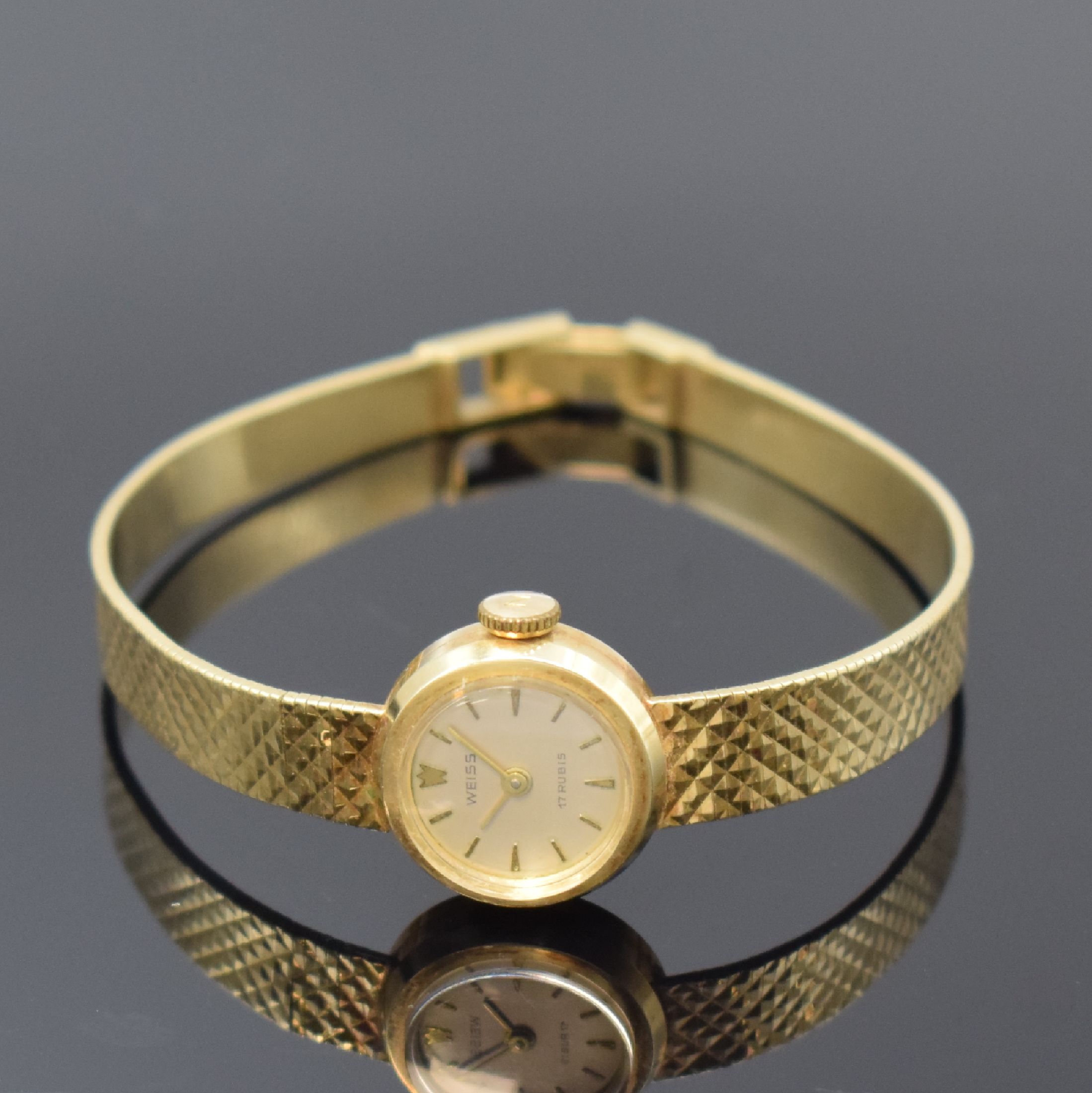 WEISS Damenarmbanduhr in GG 585/000, um 1965, Handaufzug, 2-tlg. Geh. m. aufgedr. Boden, anges. Band m. Pyramiden-Struktur, silb. Zifferbl., gold. ...