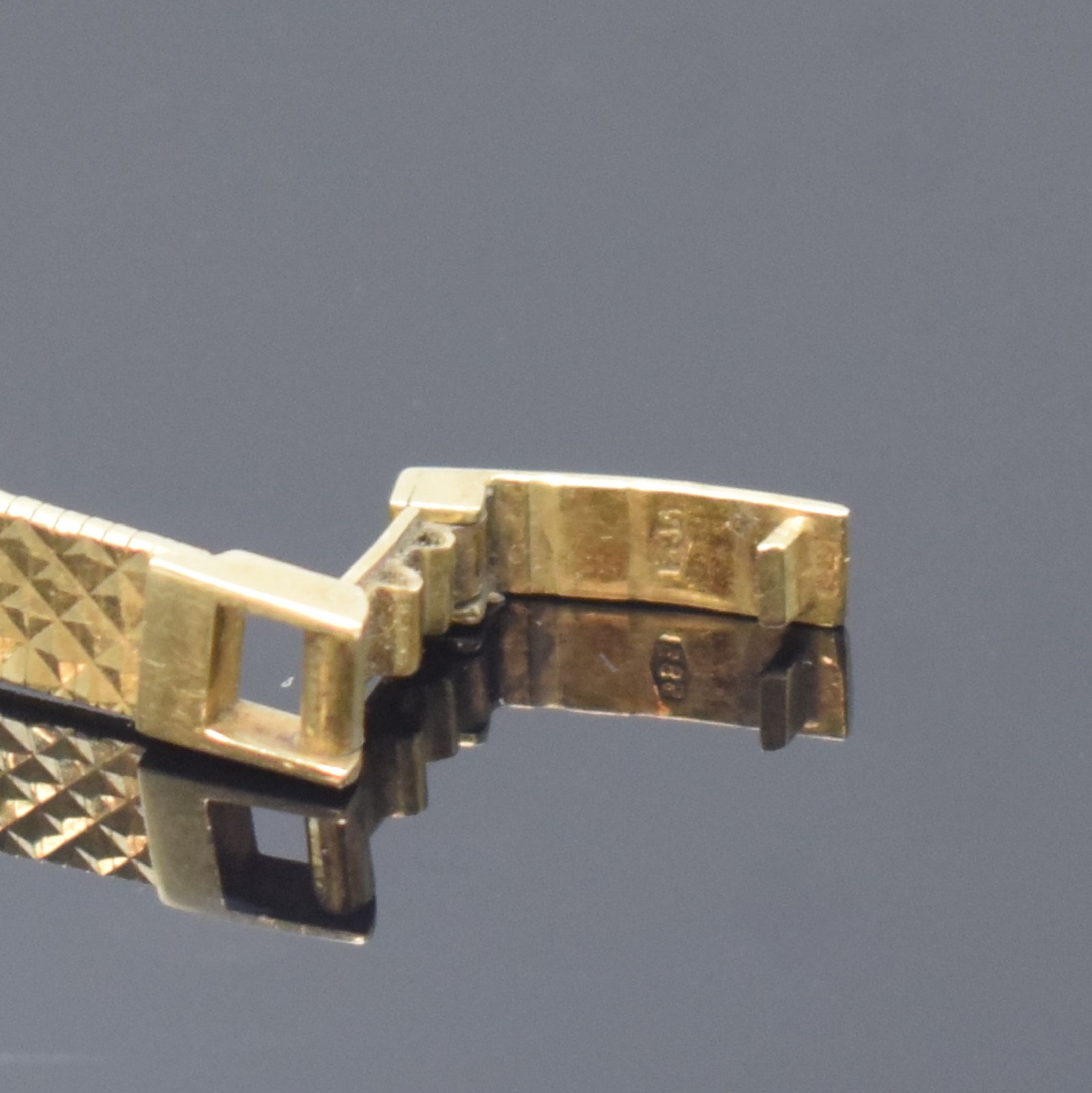 Detail b: WEISS Damenarmbanduhr in GG 585/000, um 1965, Handaufzug, 2-tlg. Geh. m. aufgedr. Boden, anges. Band m. Pyramiden-Struktur, silb. Zifferbl., gold. ...