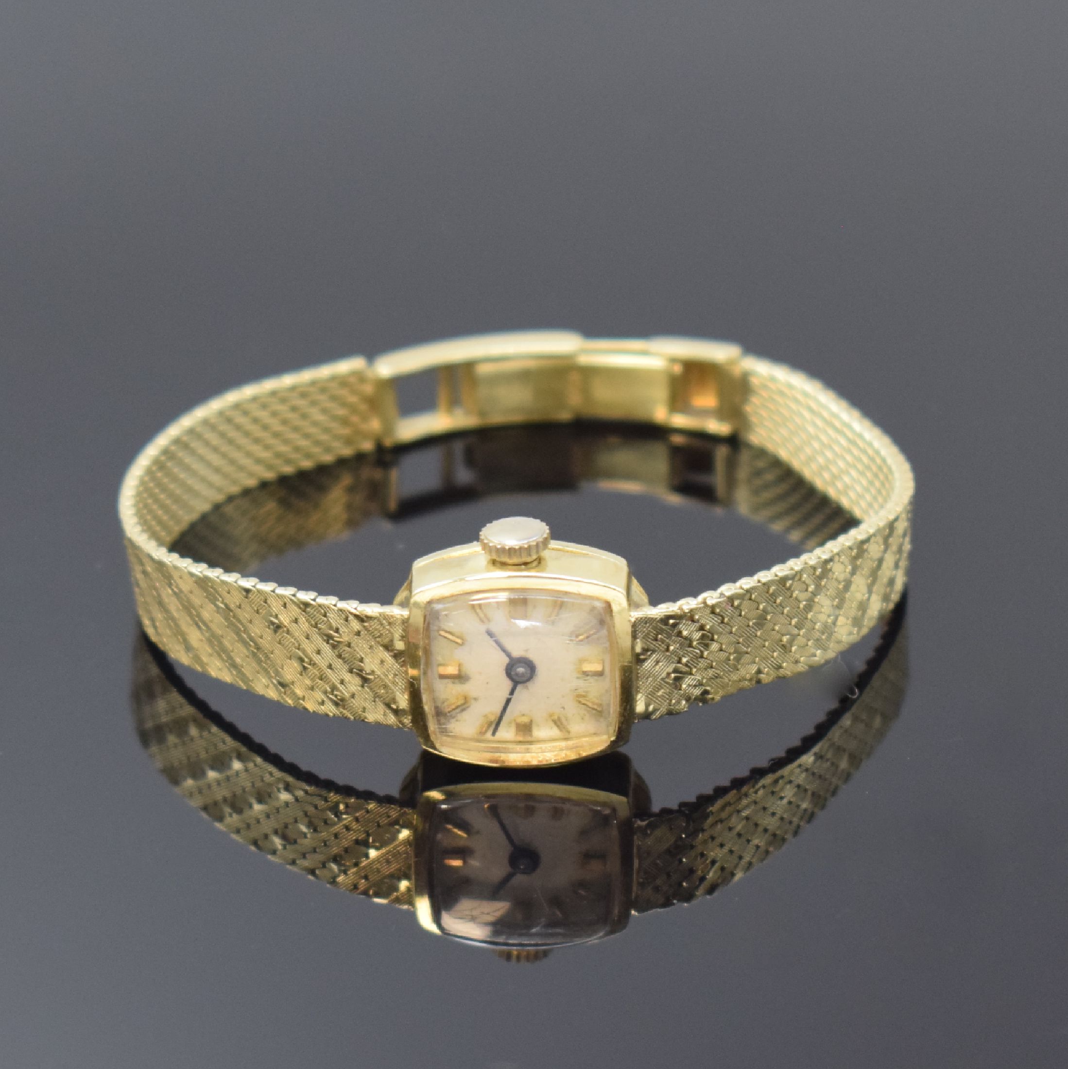 Damenarmbanduhr in GG 585/000, Deutschland / Schweiz um 1970, quarz, 2-tlg. Geh., Boden aufgedr., silb. Zifferbl. pat., gold. Indizes, gebl. Zeiger, ...