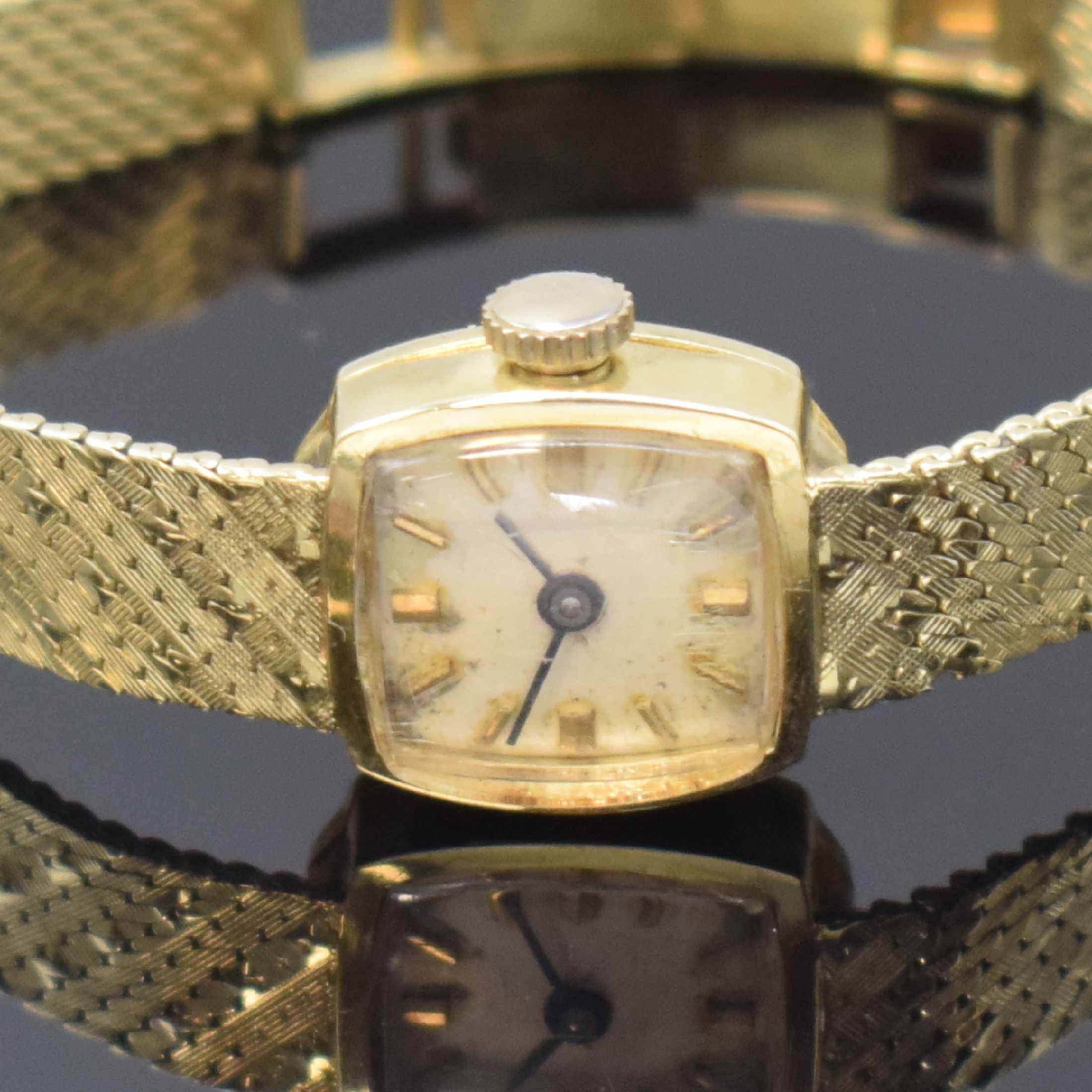 Detail a: Damenarmbanduhr in GG 585/000, Deutschland / Schweiz um 1970, quarz, 2-tlg. Geh., Boden aufgedr., silb. Zifferbl. pat., gold. Indizes, gebl. Zeiger, ...