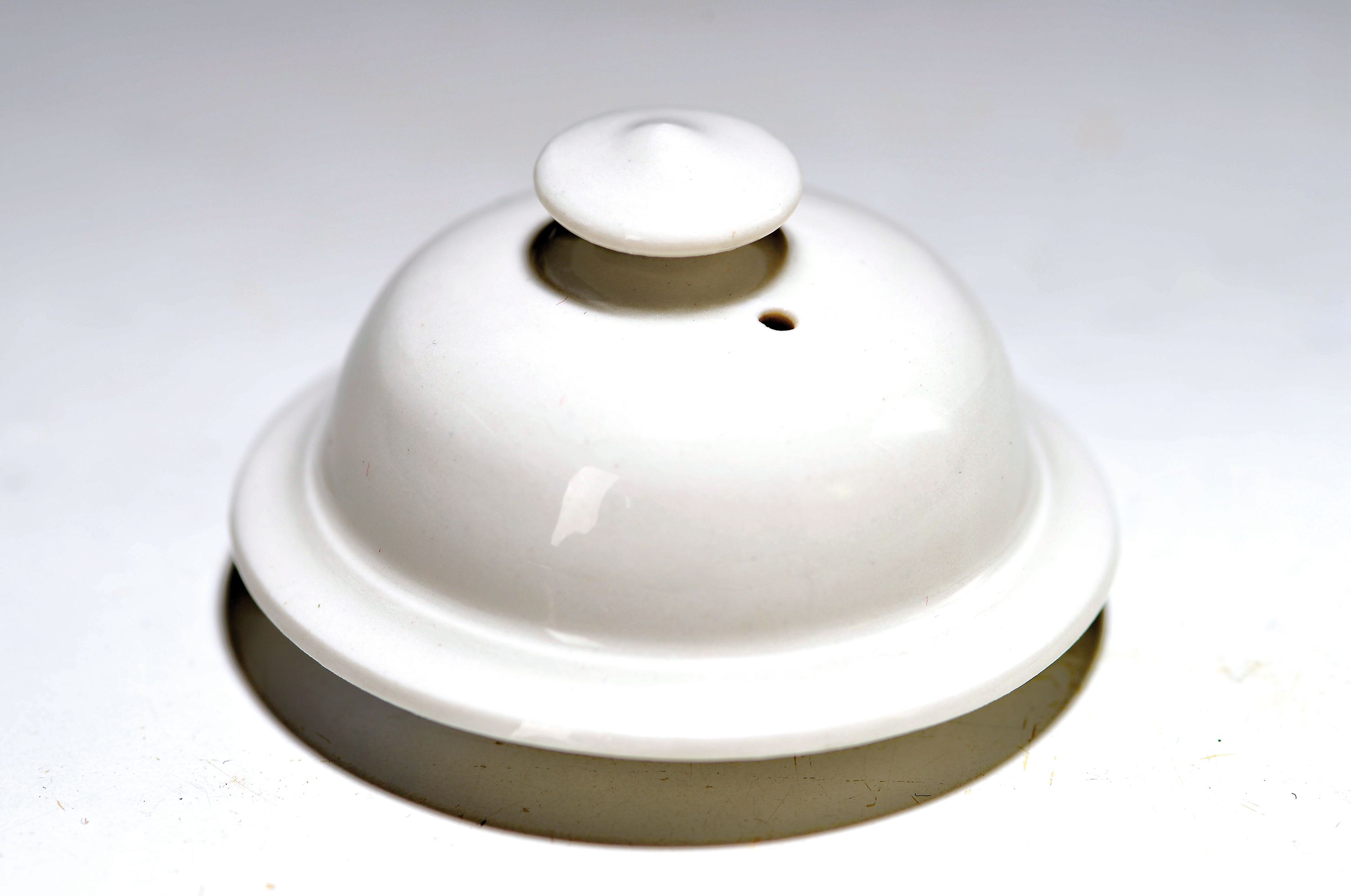 Ersatz-Deckel, wohl Meissen 18. Jh., Porzellan, D. ca. 6 cm, weiß, gewölbte Form