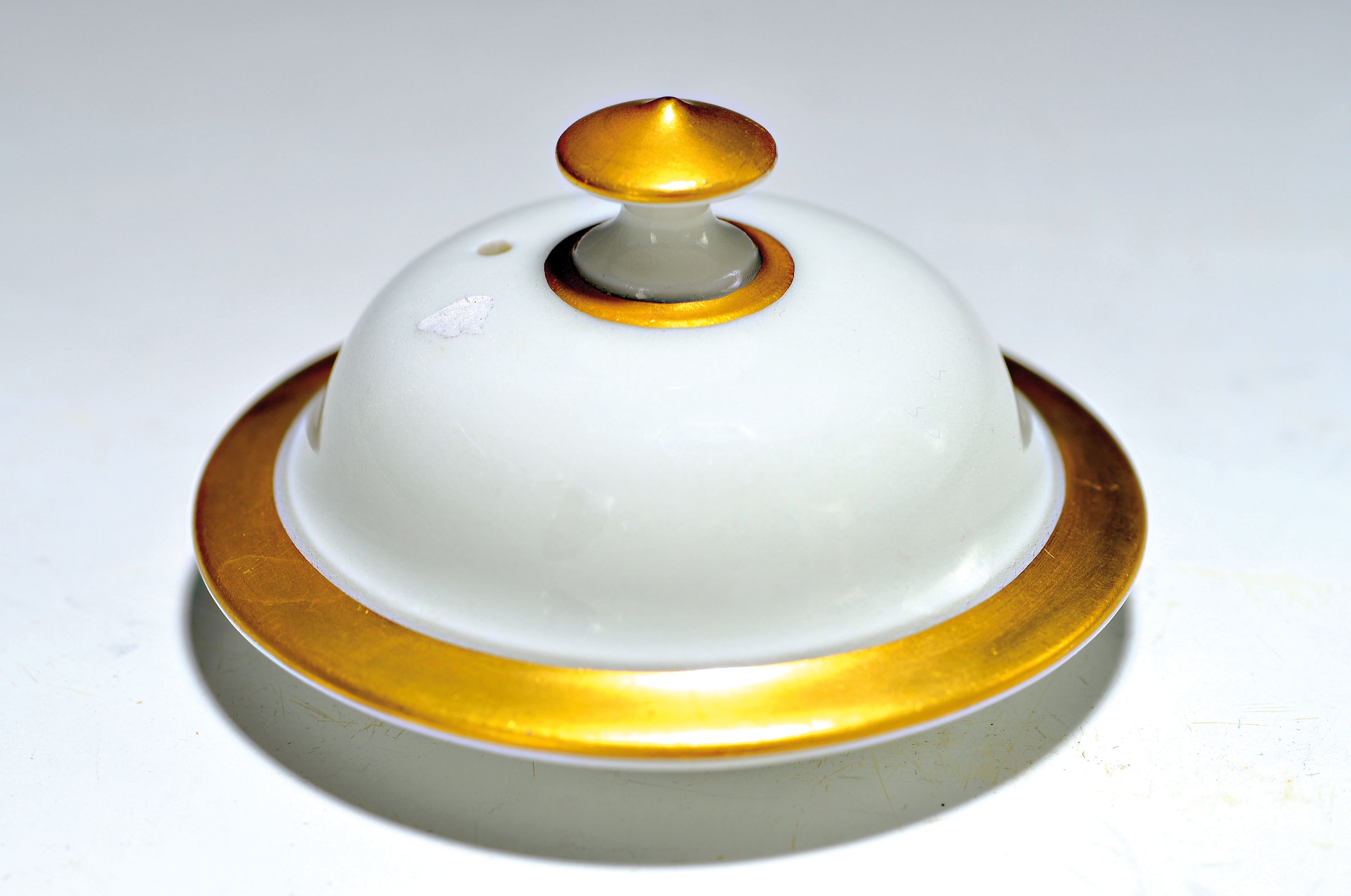 Ersatz-Deckel, wohl Meissen um 1730, Porzellan, weiß, Goldstaffage erneuert, D. ca. 7 cm, gewölbte Form