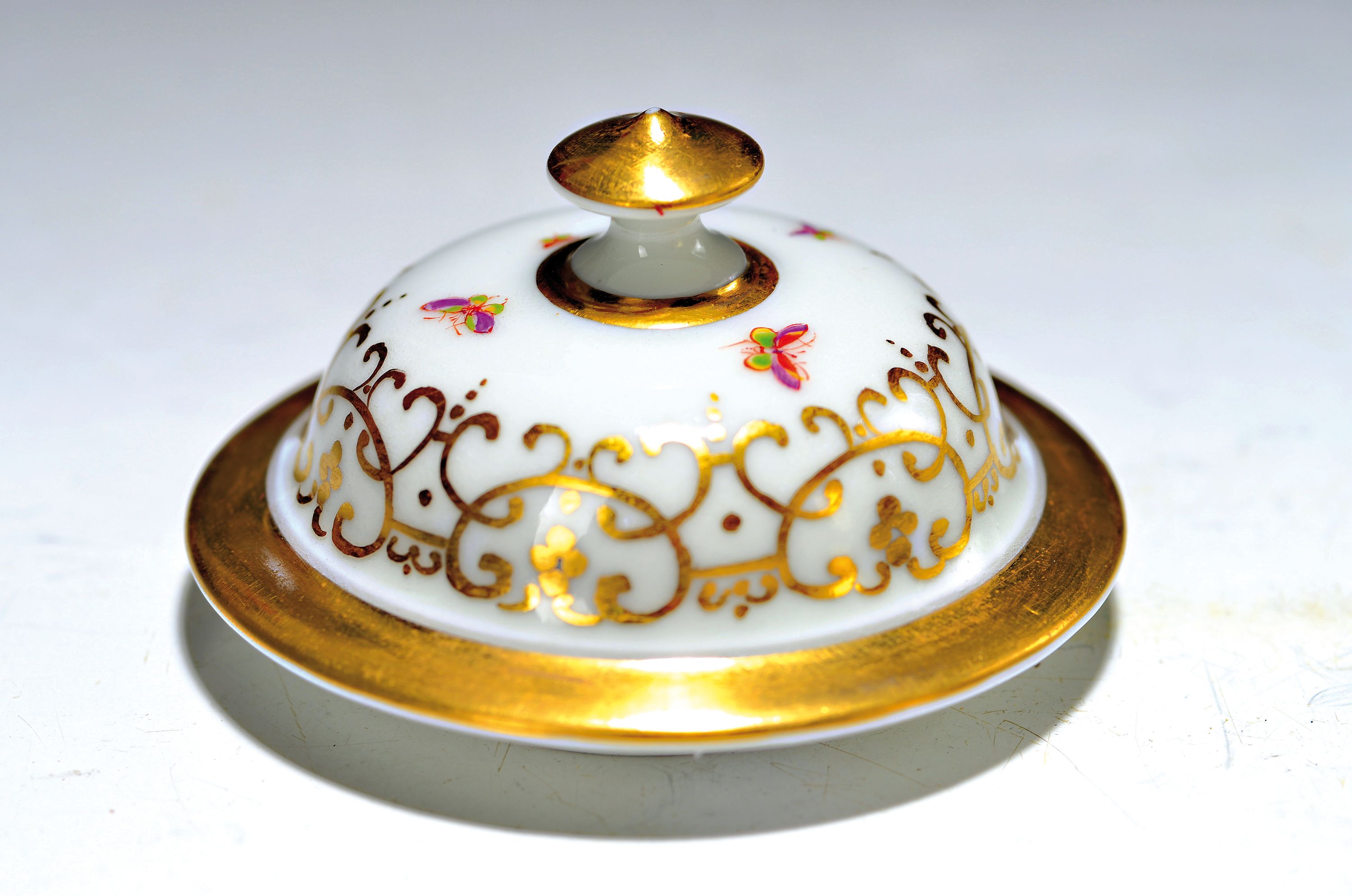Ersatz-Deckel, Meissen, um 1730, Porzellan, feine Goldstaffage, kl. bemalte Insekten, innen mit Vergoldermarke 46, D. ca. 7 cm, gewölbte Form
