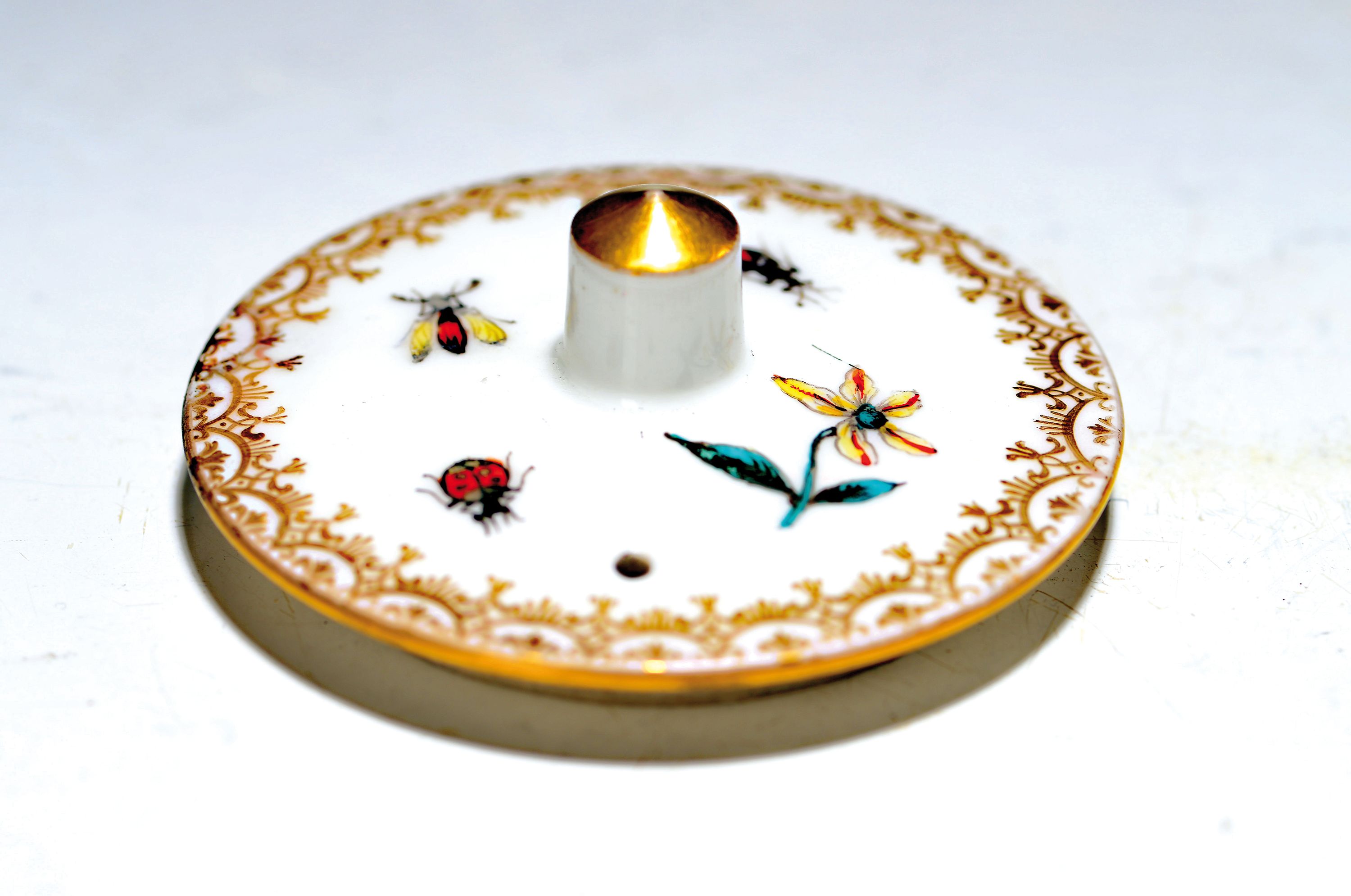 Ersatz-Deckel, wohl Meissen, 18. Jh., flacher Deckel mit Insektenmalerei, Goldstaffage, min. am Rand rest., D. ca. 6.5cm