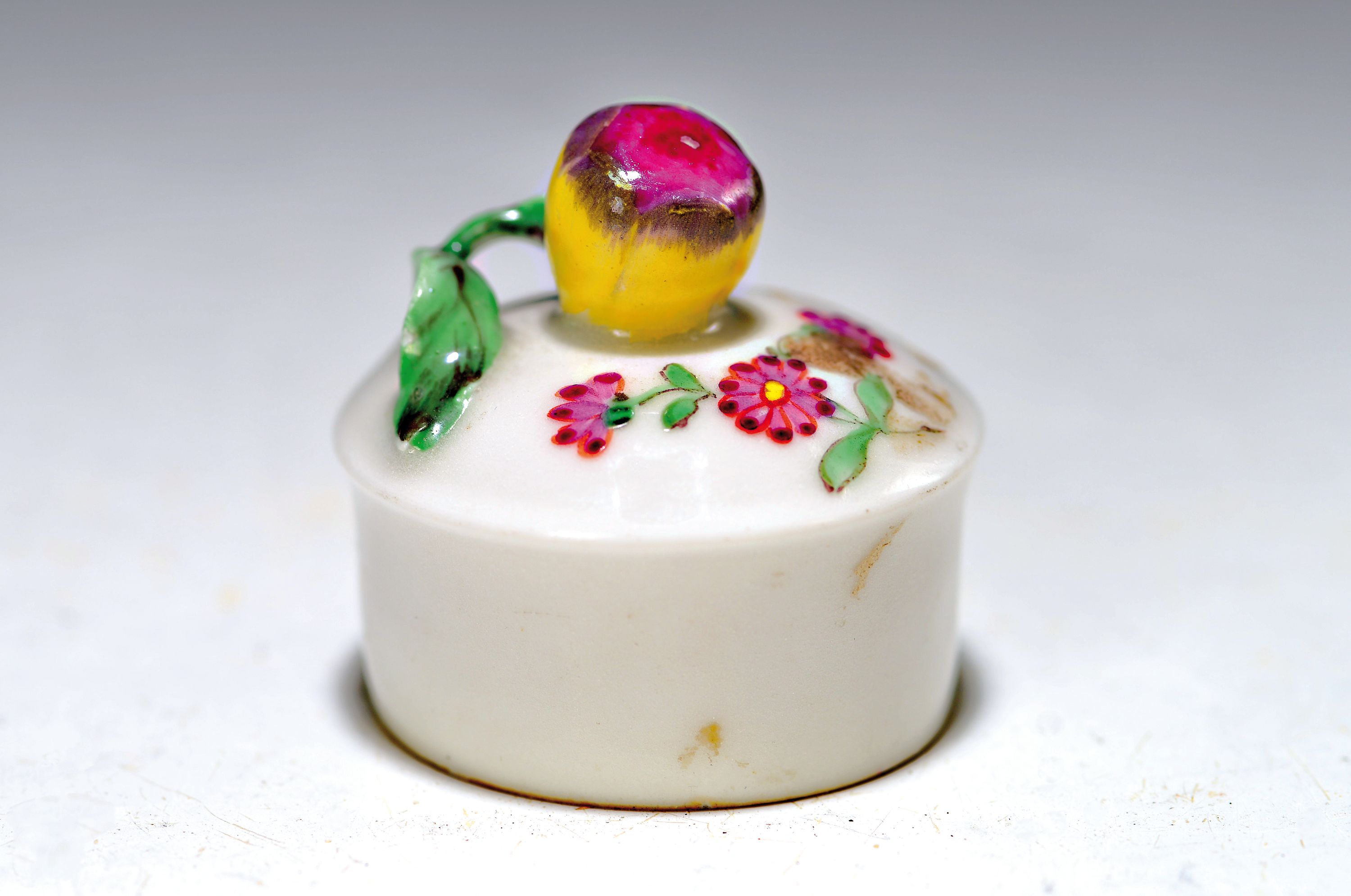 Deckel einer Teedose, wohl Meissen, 18. Jh.,Porzellan, applizierte Blume, Blumenmalerei, B. ca. 3.4 cm, min. best.