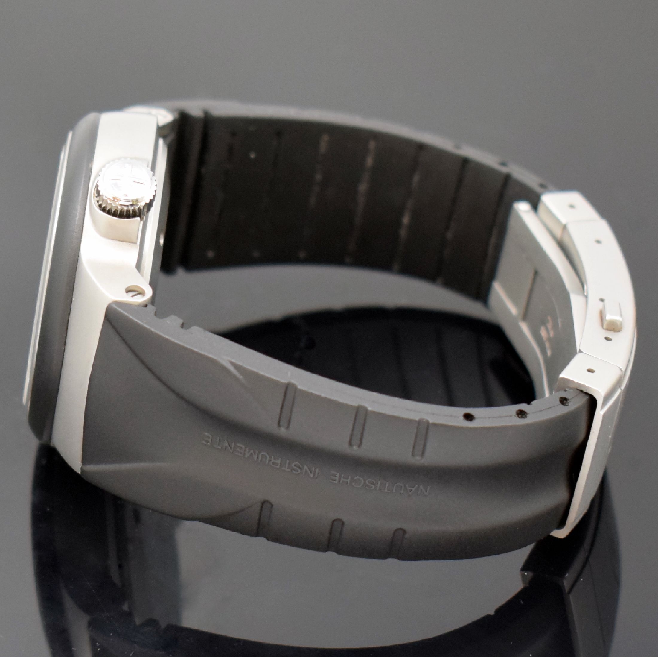 Detail b: MÜHLE GLASHÜTTE/SA. Nautische Instrumente Herrenarmbanduhr Modell S.A.R. Rescue-Timer Referenz M1-41-03, Deutschland um 2005, Automatik, verschr. ...