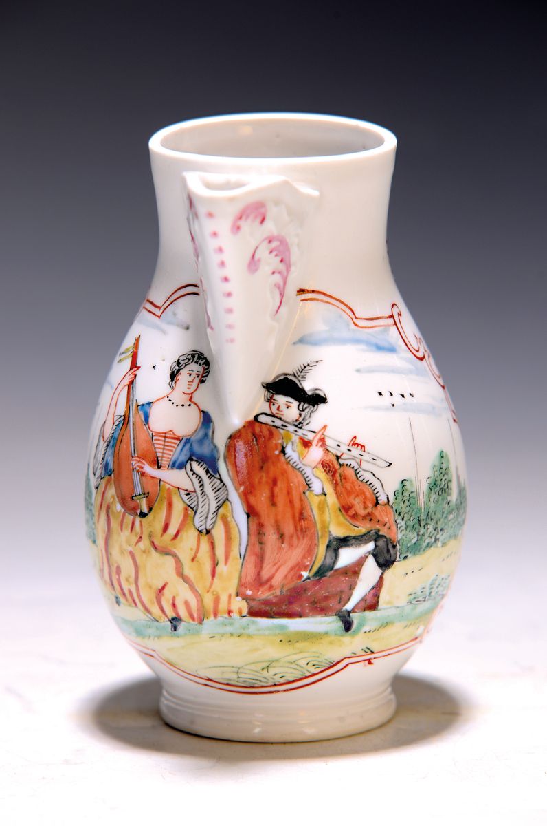 Kännchen, wohl Höchst um 1760, polychrom bemalt, musizierendes Paar, ohne Marke, ohne Deckel, Milchkännchen, H. ca. 11 cm