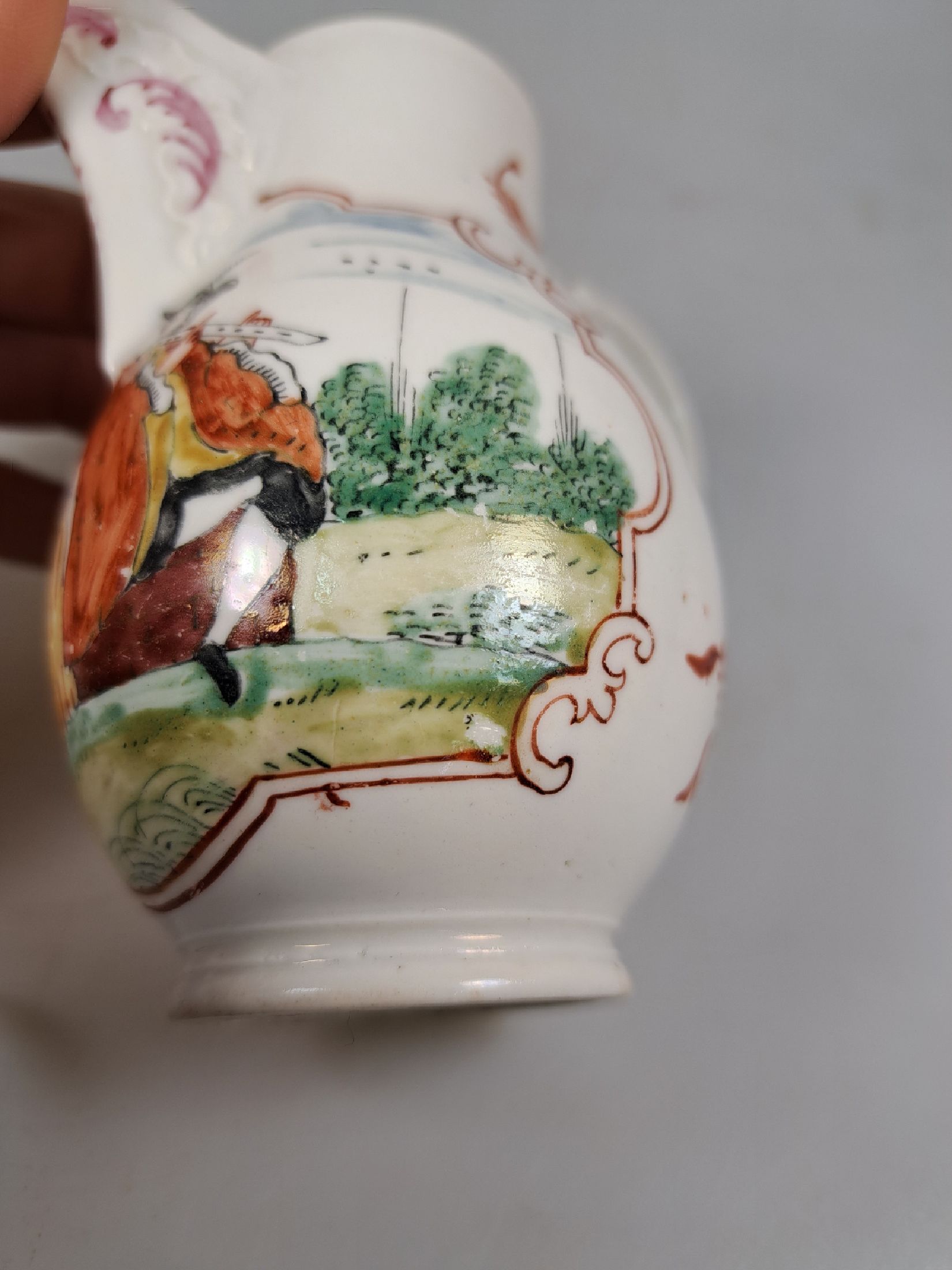Detail a: Kännchen, wohl Höchst um 1760, polychrom bemalt, musizierendes Paar, ohne Marke, ohne Deckel, Milchkännchen, H. ca. 11 cm