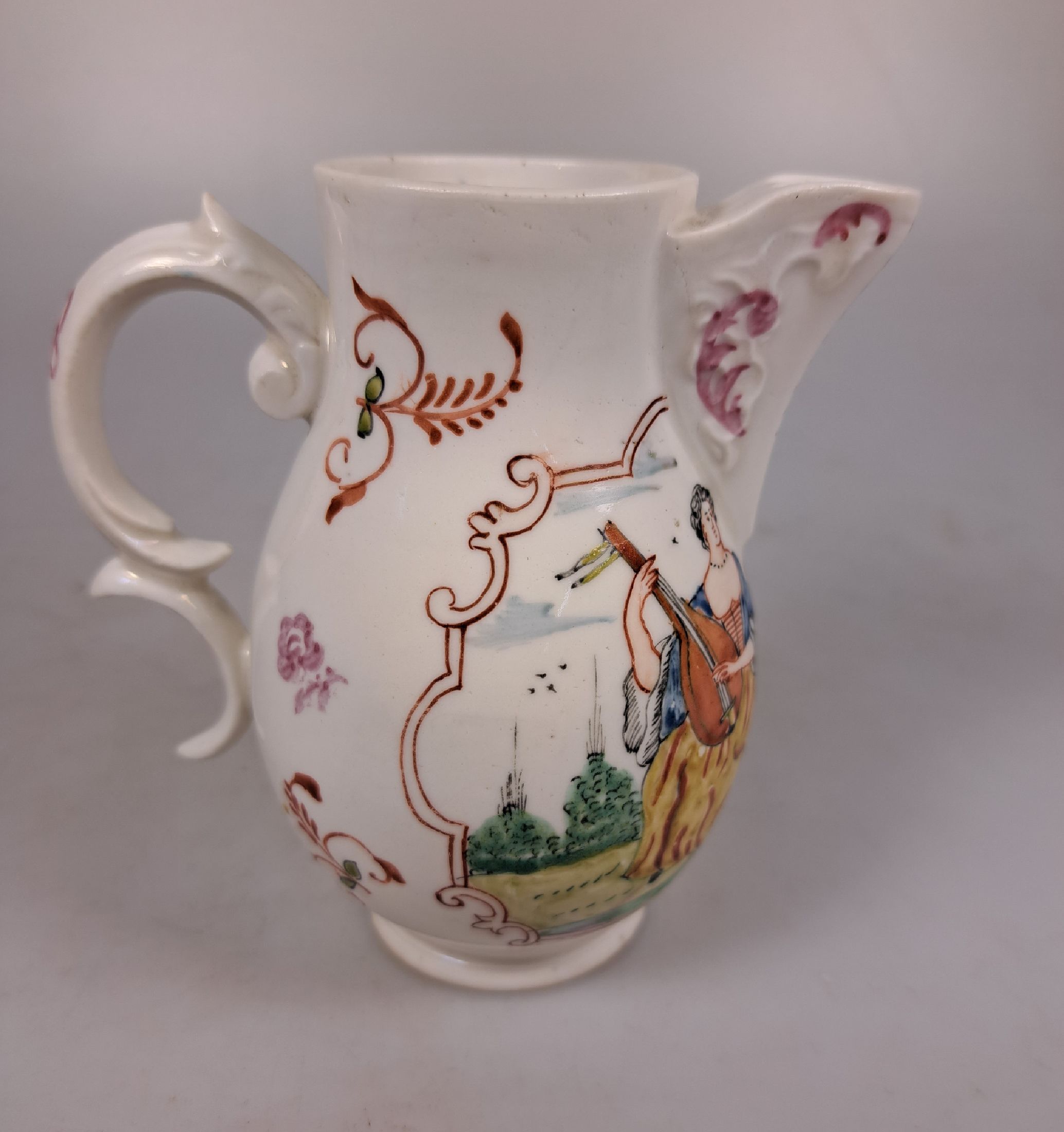 Detail b: Kännchen, wohl Höchst um 1760, polychrom bemalt, musizierendes Paar, ohne Marke, ohne Deckel, Milchkännchen, H. ca. 11 cm