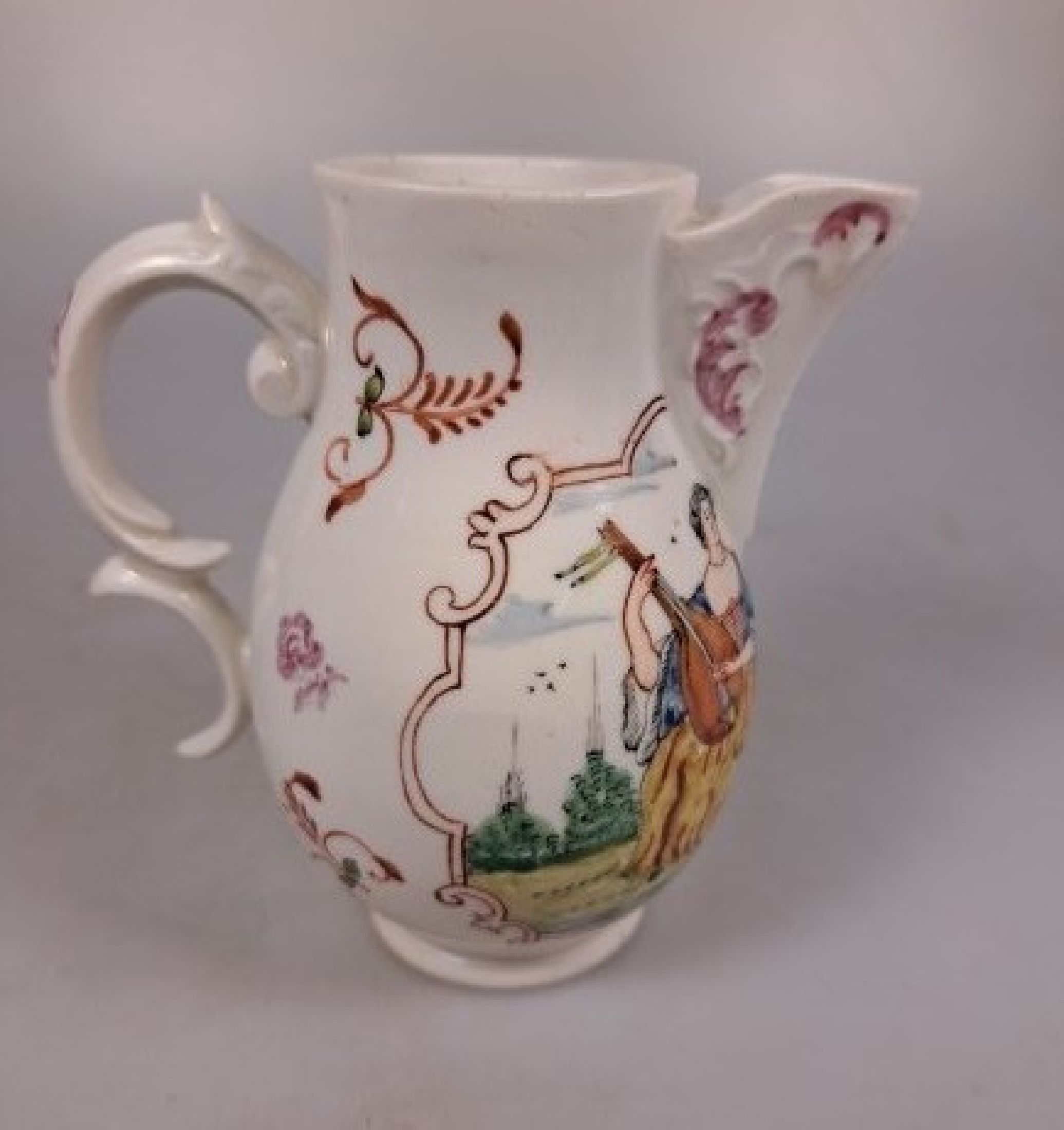 Detail c: Kännchen, wohl Höchst um 1760, polychrom bemalt, musizierendes Paar, ohne Marke, ohne Deckel, Milchkännchen, H. ca. 11 cm