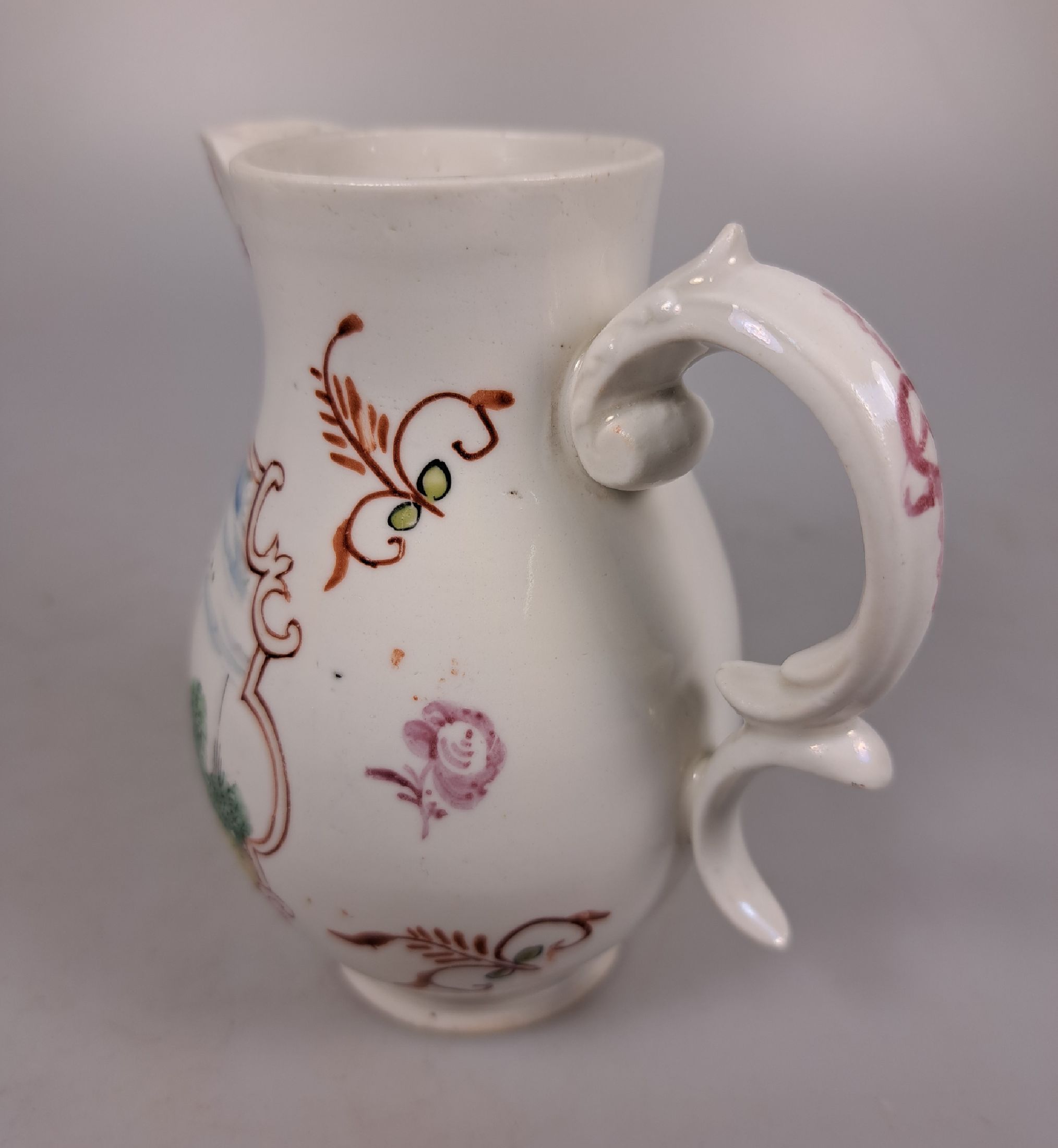 Detail d: Kännchen, wohl Höchst um 1760, polychrom bemalt, musizierendes Paar, ohne Marke, ohne Deckel, Milchkännchen, H. ca. 11 cm