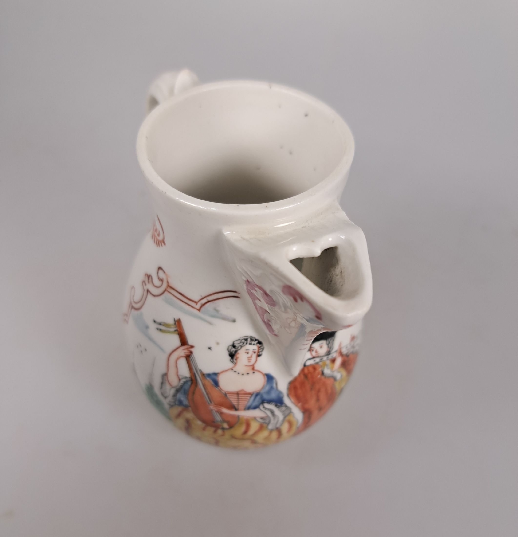 Detail f: Kännchen, wohl Höchst um 1760, polychrom bemalt, musizierendes Paar, ohne Marke, ohne Deckel, Milchkännchen, H. ca. 11 cm