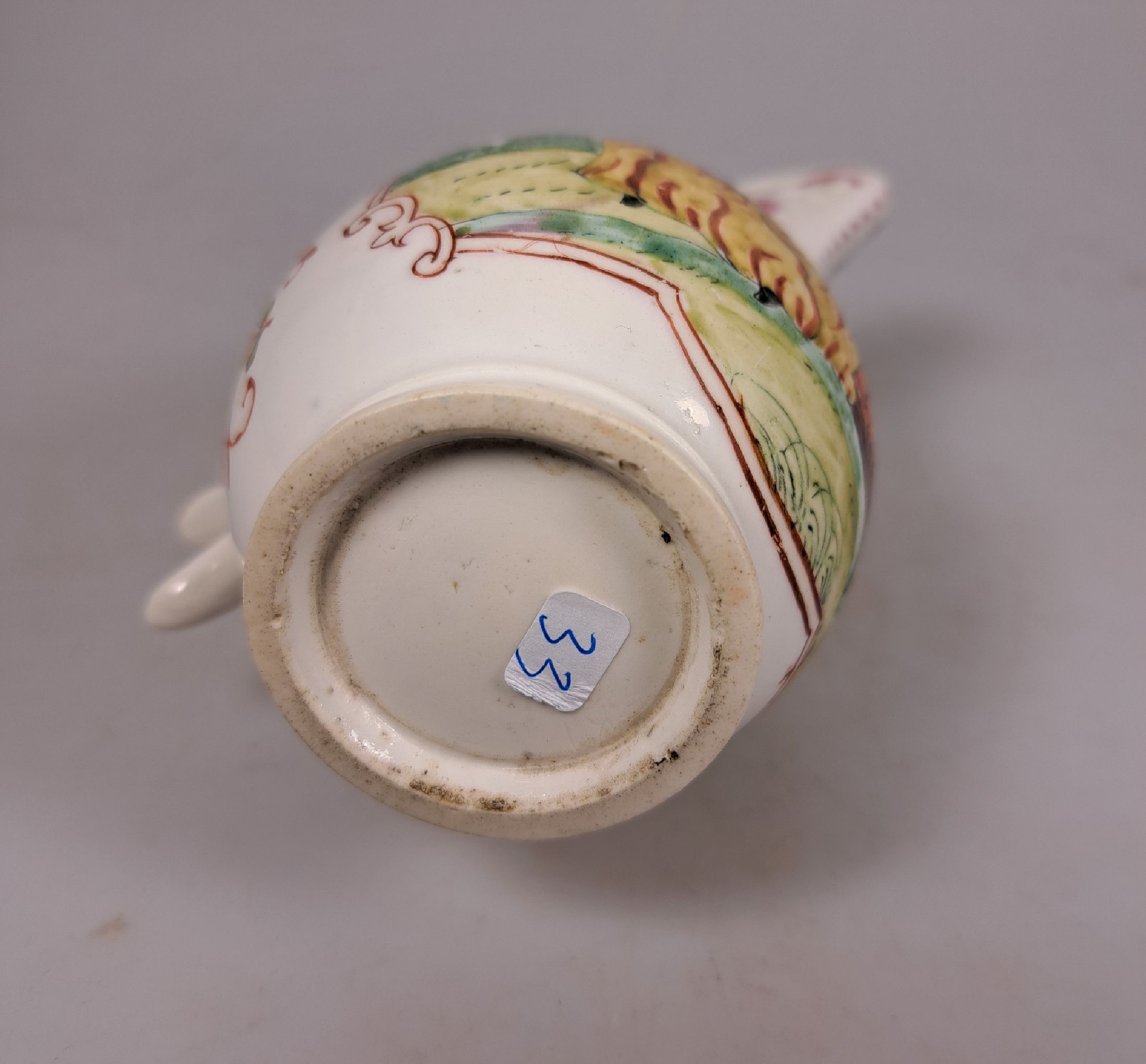 Detail g: Kännchen, wohl Höchst um 1760, polychrom bemalt, musizierendes Paar, ohne Marke, ohne Deckel, Milchkännchen, H. ca. 11 cm