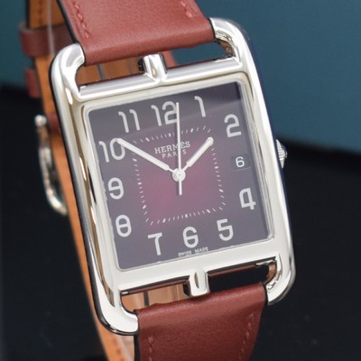 26714933c - HERMES wristwatch series Cape Cod reference CC1.810, stainless steel case including original leather strap with original buckle, quartz, case back 6-times screwed, red dial with Arabic hours, display of hours, minutes, sweep seconds & date, measures approx. 33 x 46 mm, Hermes storage back enclosed, unworn stock, condition 1-2