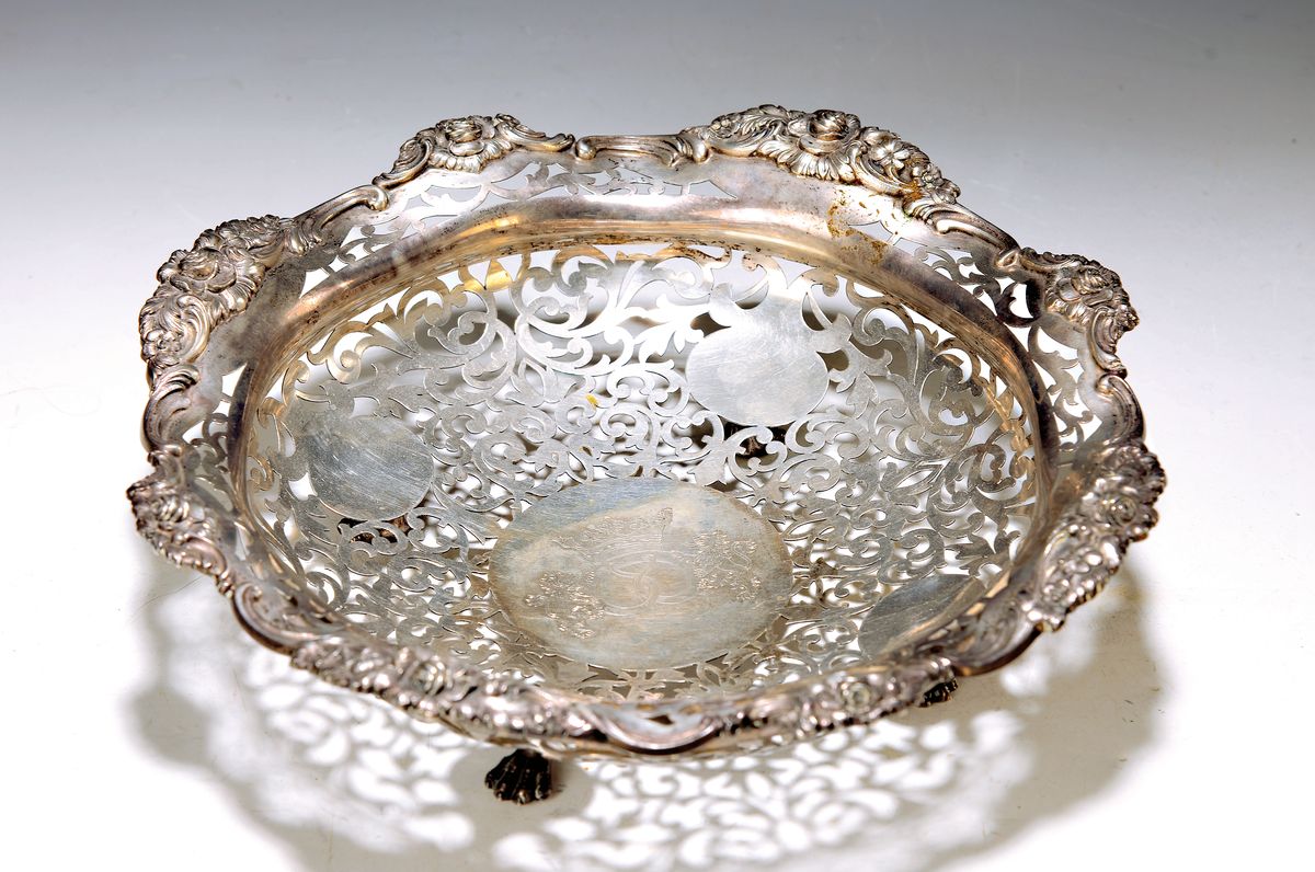 Zunftschale/Silberschale, Barockstil, um 1900, Silber mit reicher Durchbrucharbeit, mittig gekröntes Zunftzeichen des Bäckerhandwerks, leicht ...