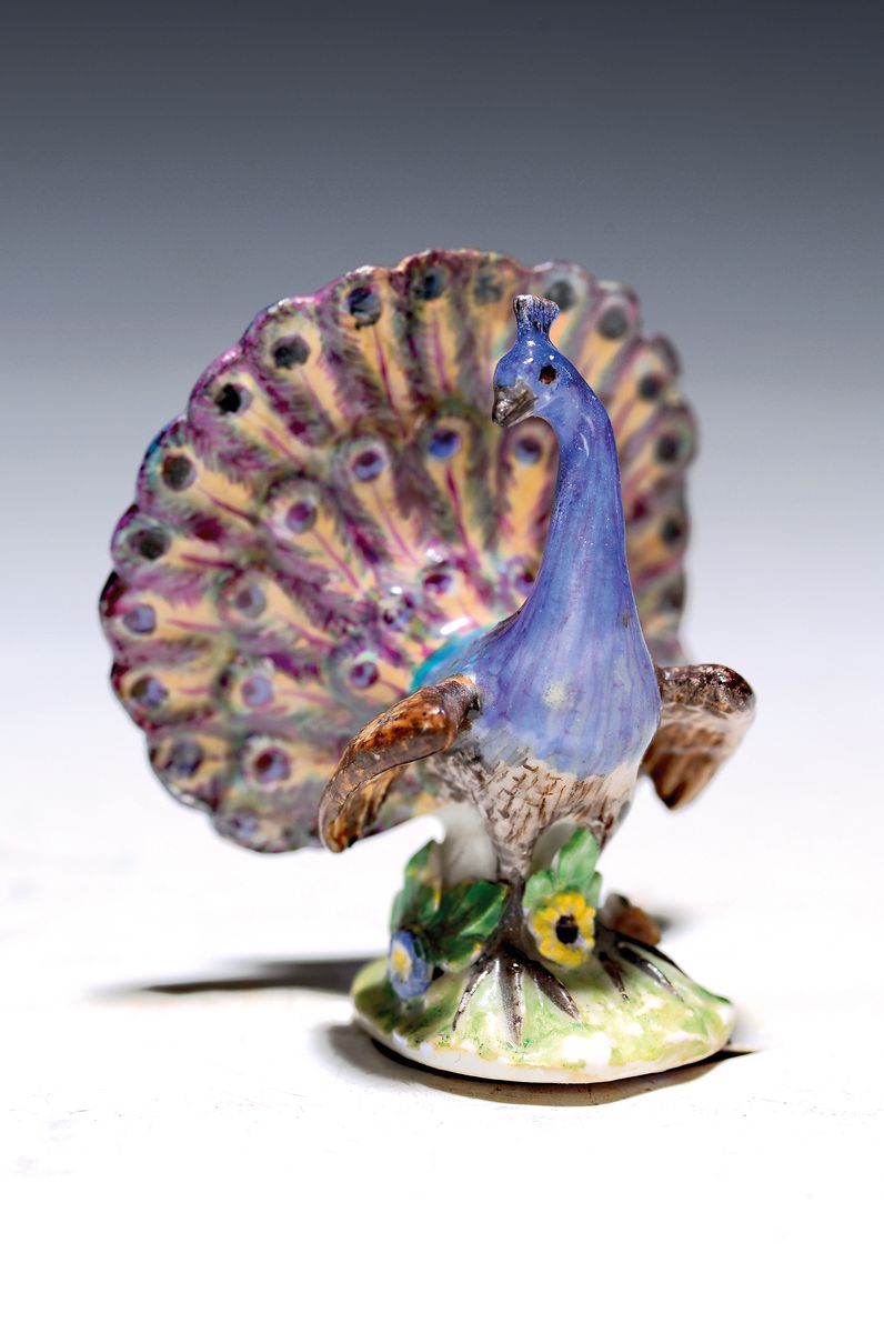 Miniatur-Pfau, Meissen, um 1755, Porzellan, Entwurf J.J. Kaendler, rest., H. ca. 5.5 cm, ohne Marke, selten, sammelwürdig