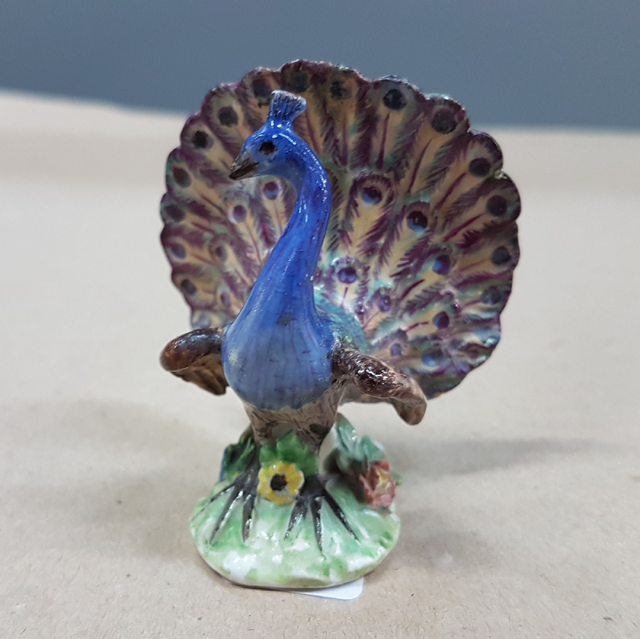 Detail a: Miniatur-Pfau, Meissen, um 1755, Porzellan, Entwurf J.J. Kaendler, rest., H. ca. 5.5 cm, ohne Marke, selten, sammelwürdig