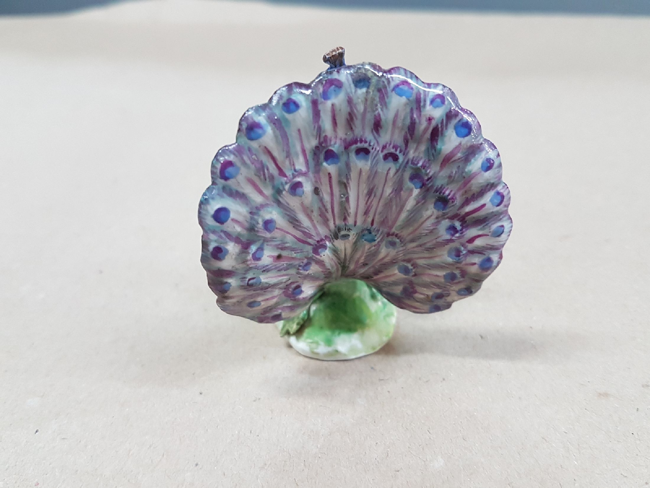 Detail b: Miniatur-Pfau, Meissen, um 1755, Porzellan, Entwurf J.J. Kaendler, rest., H. ca. 5.5 cm, ohne Marke, selten, sammelwürdig