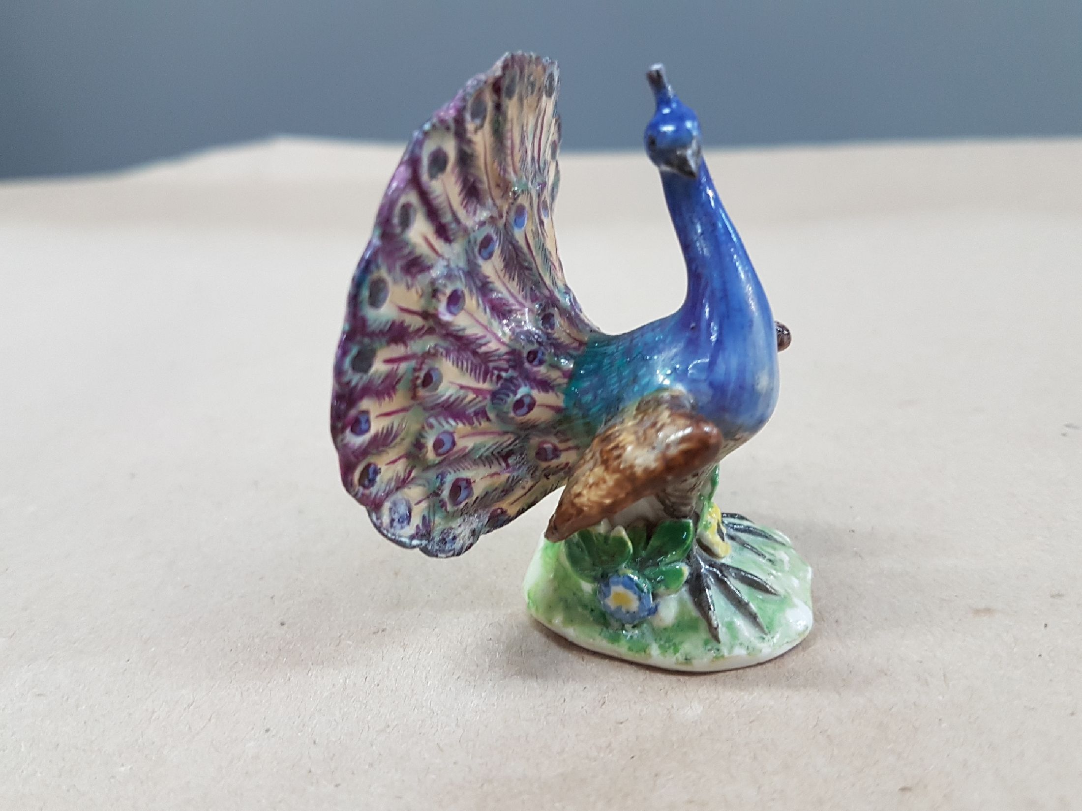 Detail c: Miniatur-Pfau, Meissen, um 1755, Porzellan, Entwurf J.J. Kaendler, rest., H. ca. 5.5 cm, ohne Marke, selten, sammelwürdig