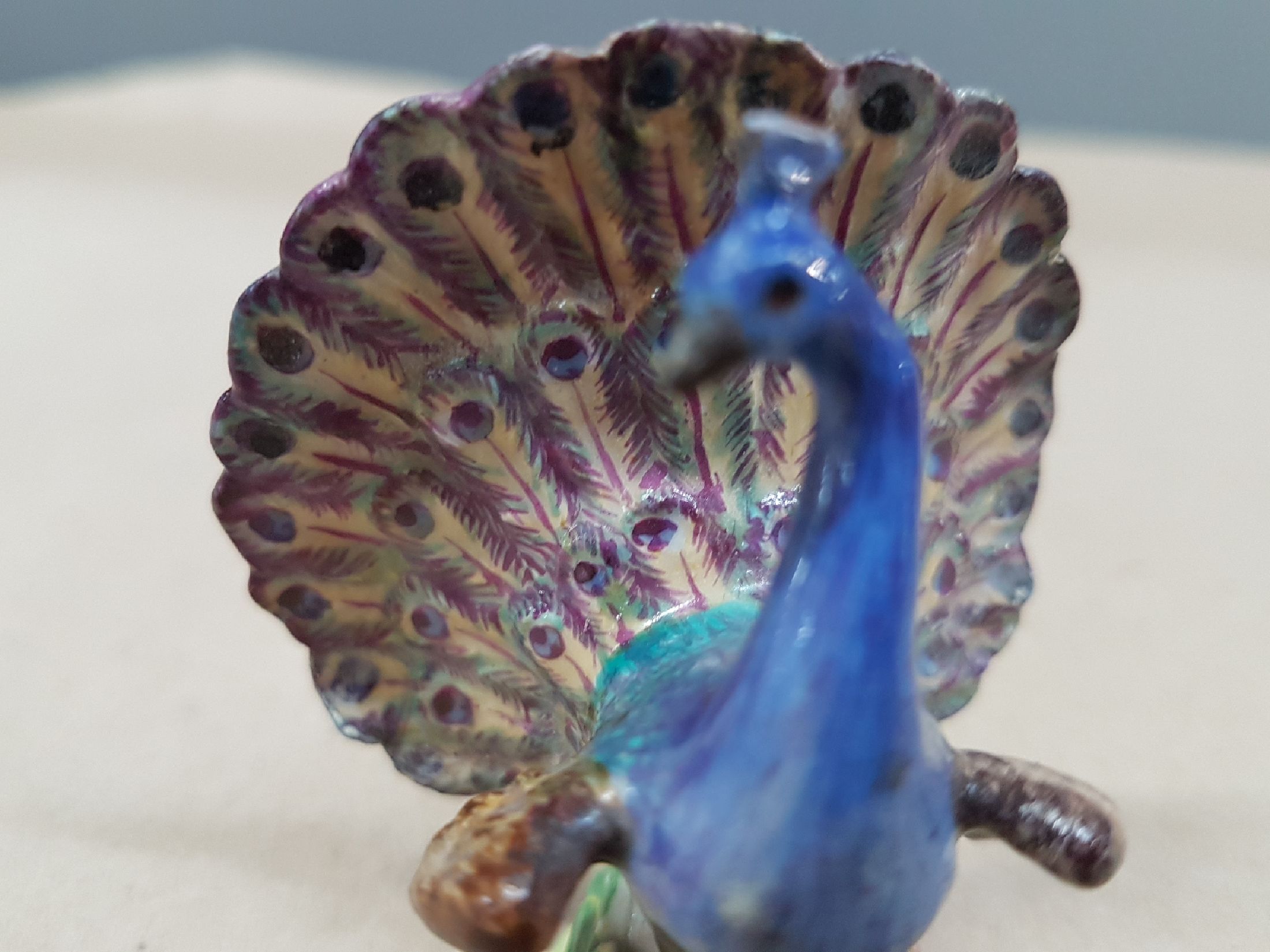 Detail d: Miniatur-Pfau, Meissen, um 1755, Porzellan, Entwurf J.J. Kaendler, rest., H. ca. 5.5 cm, ohne Marke, selten, sammelwürdig