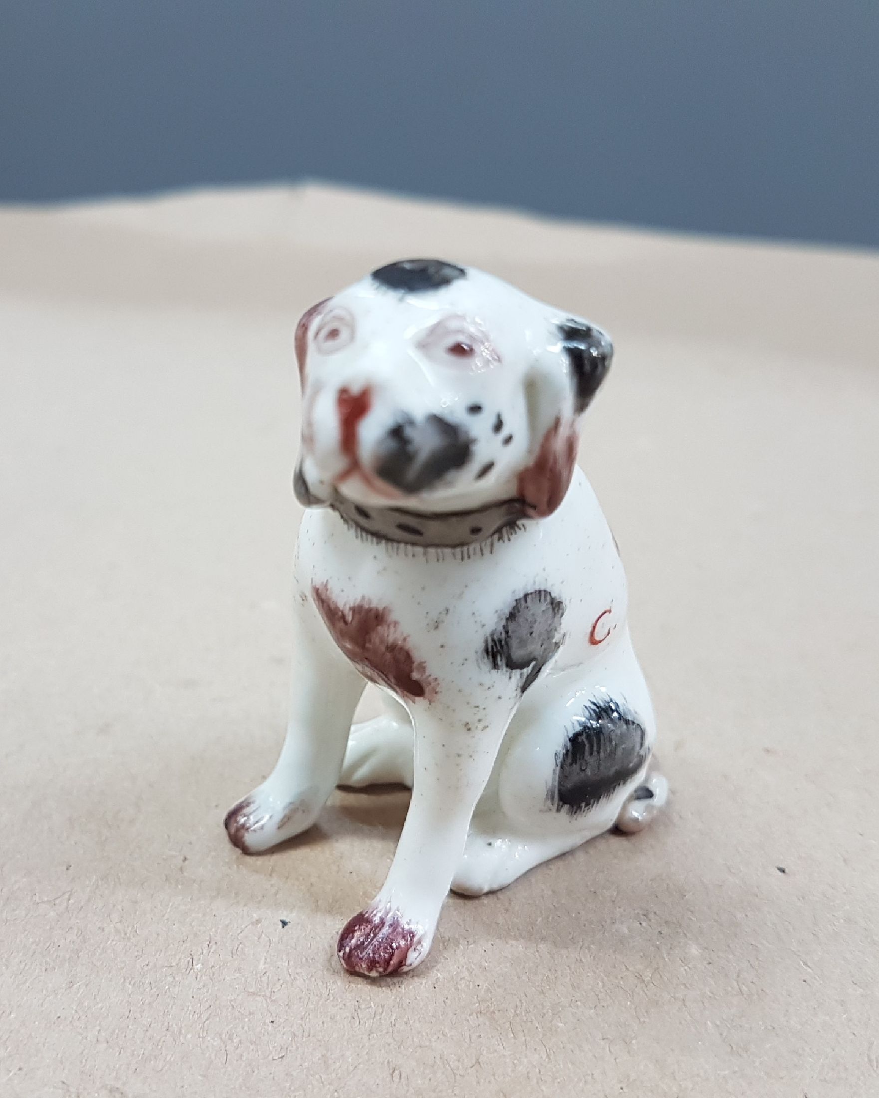 Detail a: Seltener Miniaturhund, Meissen, um 1750, Entwurf J.J. Kaendler, polychrom bemalt, H. 6 cm