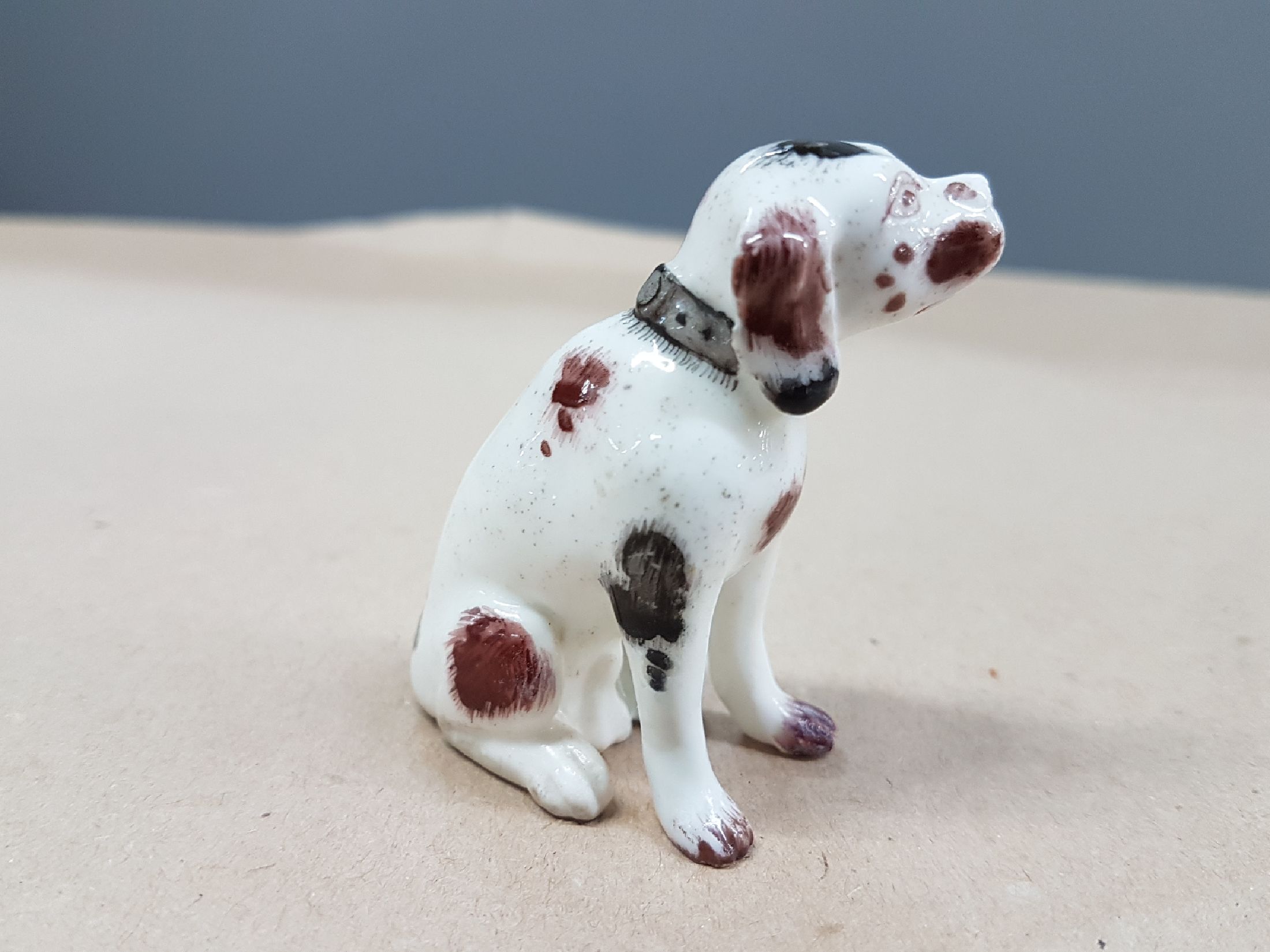 Detail b: Seltener Miniaturhund, Meissen, um 1750, Entwurf J.J. Kaendler, polychrom bemalt, H. 6 cm