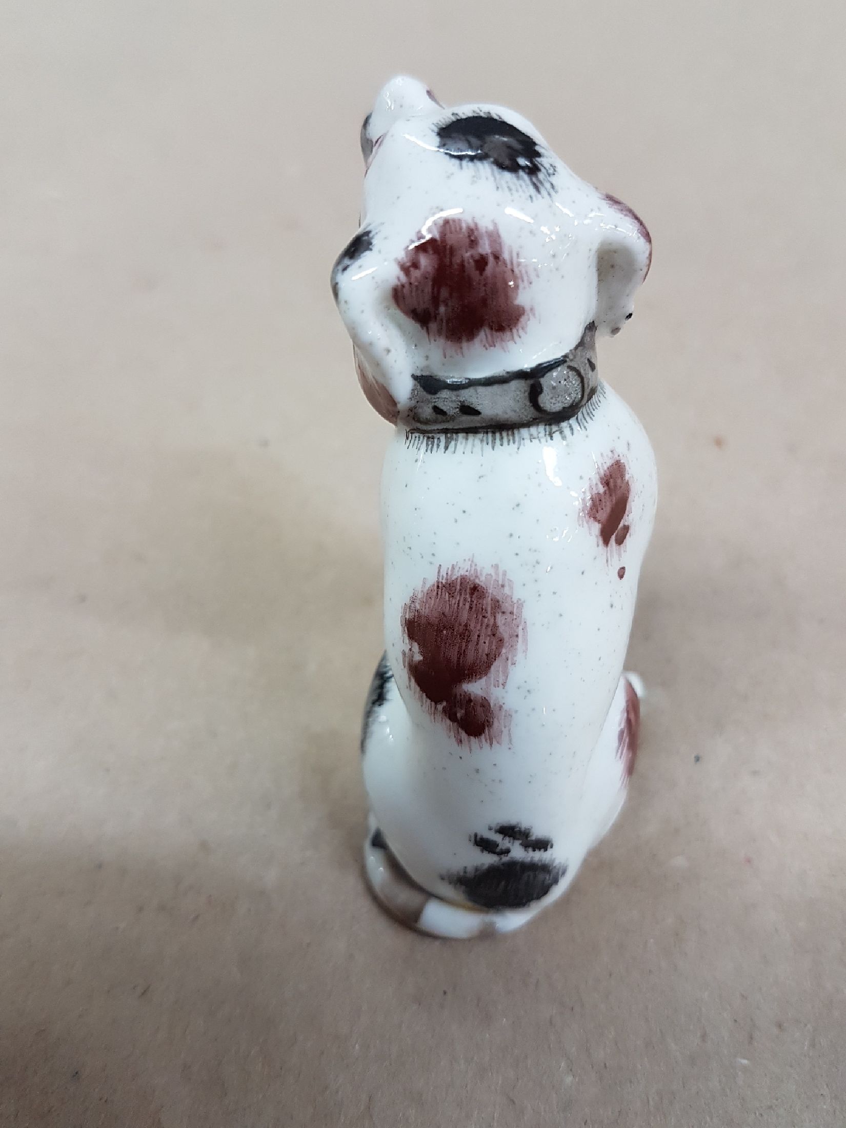 Detail c: Seltener Miniaturhund, Meissen, um 1750, Entwurf J.J. Kaendler, polychrom bemalt, H. 6 cm