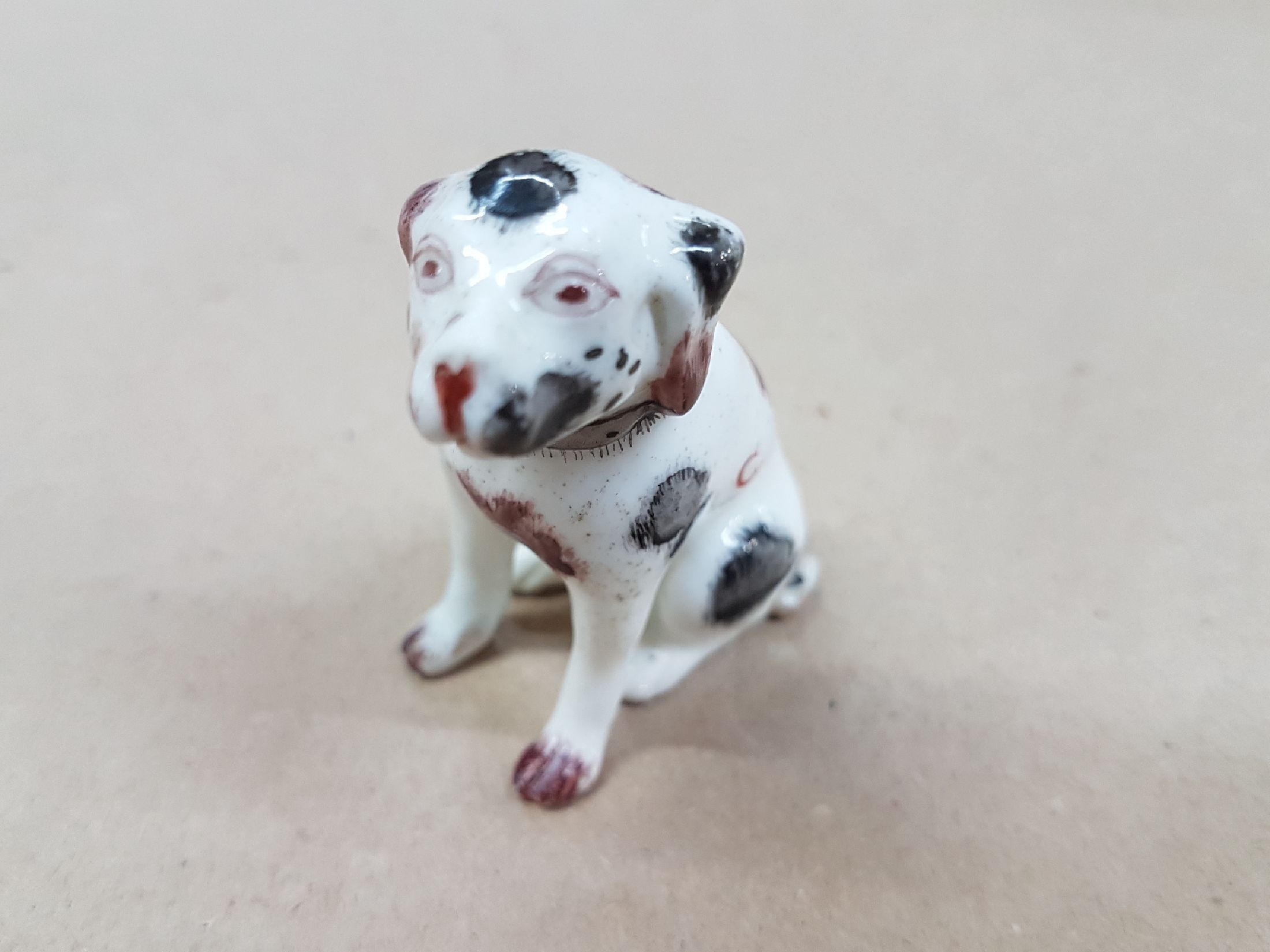 Detail d: Seltener Miniaturhund, Meissen, um 1750, Entwurf J.J. Kaendler, polychrom bemalt, H. 6 cm