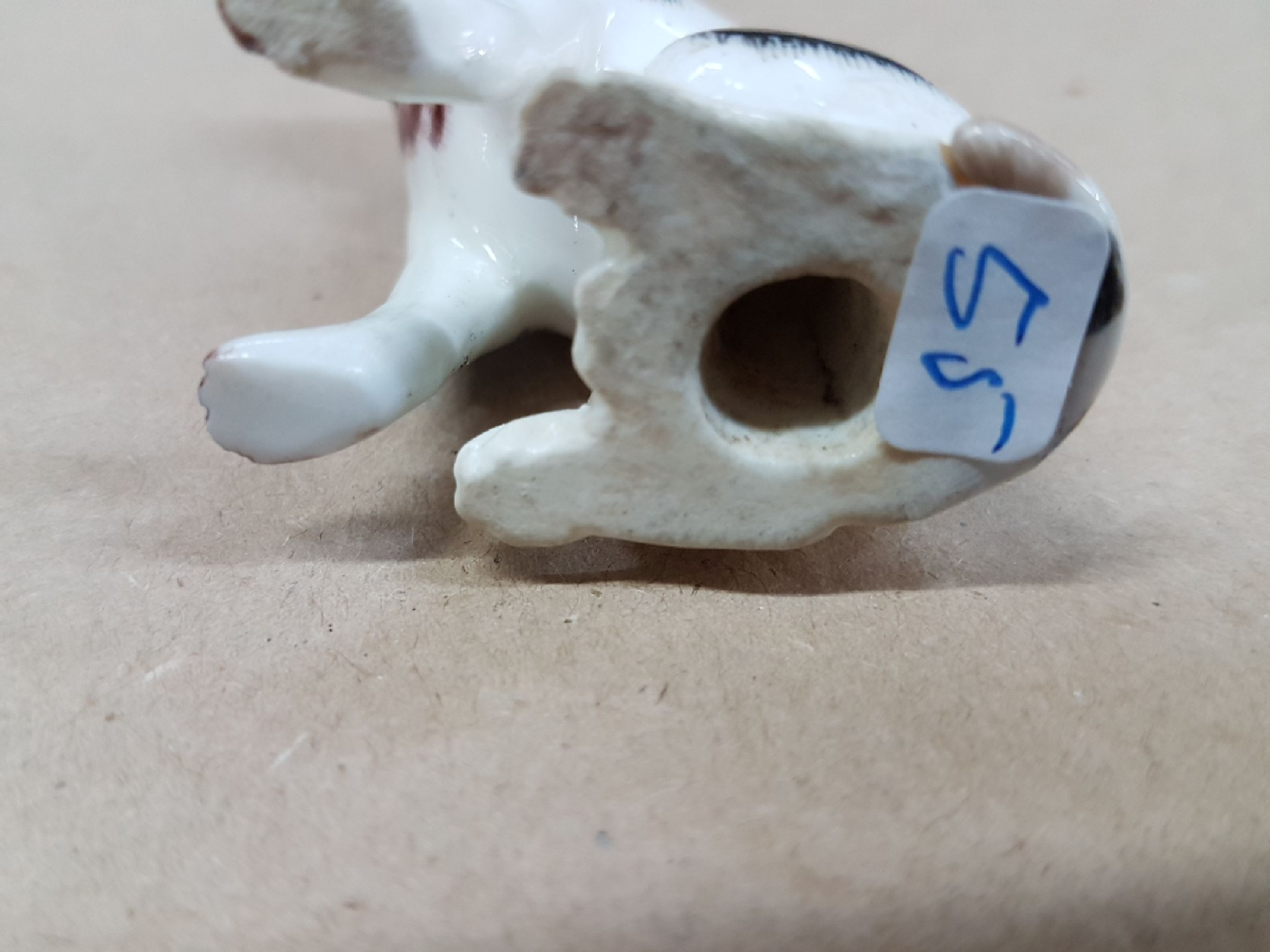 Detail e: Seltener Miniaturhund, Meissen, um 1750, Entwurf J.J. Kaendler, polychrom bemalt, H. 6 cm