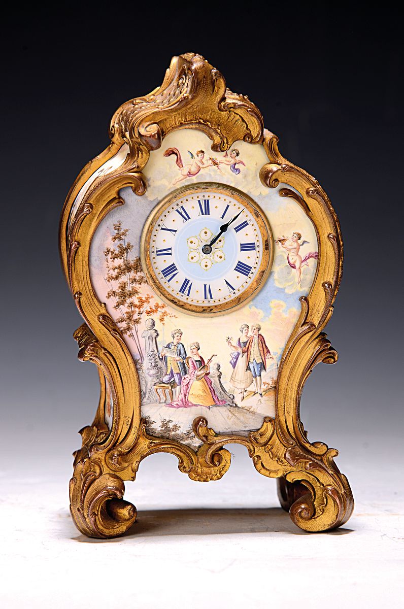 kleine elegante Tischuhr, Frankreich um 1860/70, im Stil des Rokoko, verziertes Bronzegehäuse (ehem. vergoldet - berieben), dreiseitig mit Porzellan ...