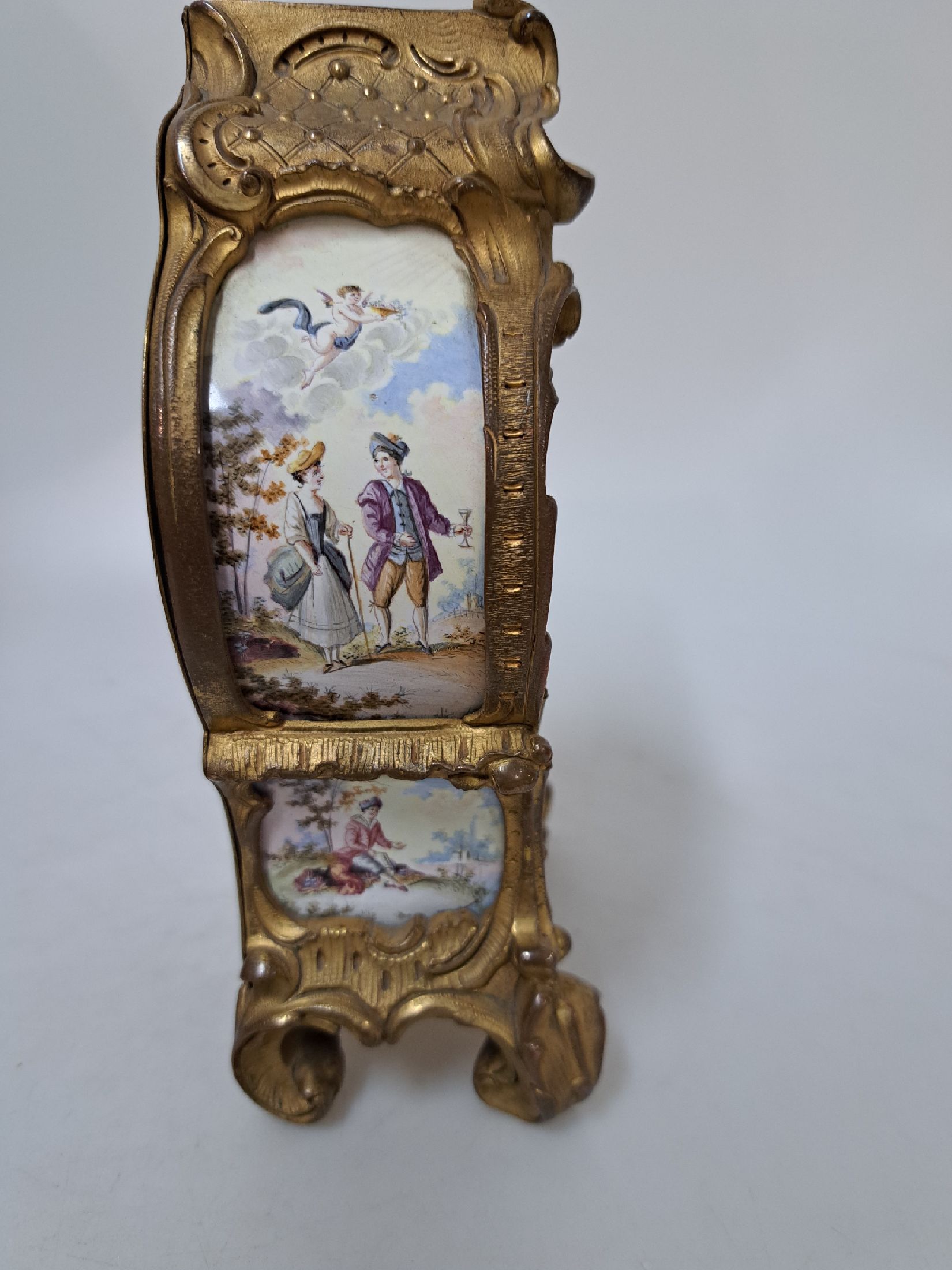 Detail b: kleine elegante Tischuhr, Frankreich um 1860/70, im Stil des Rokoko, verziertes Bronzegehäuse (ehem. vergoldet - berieben), dreiseitig mit Porzellan ...