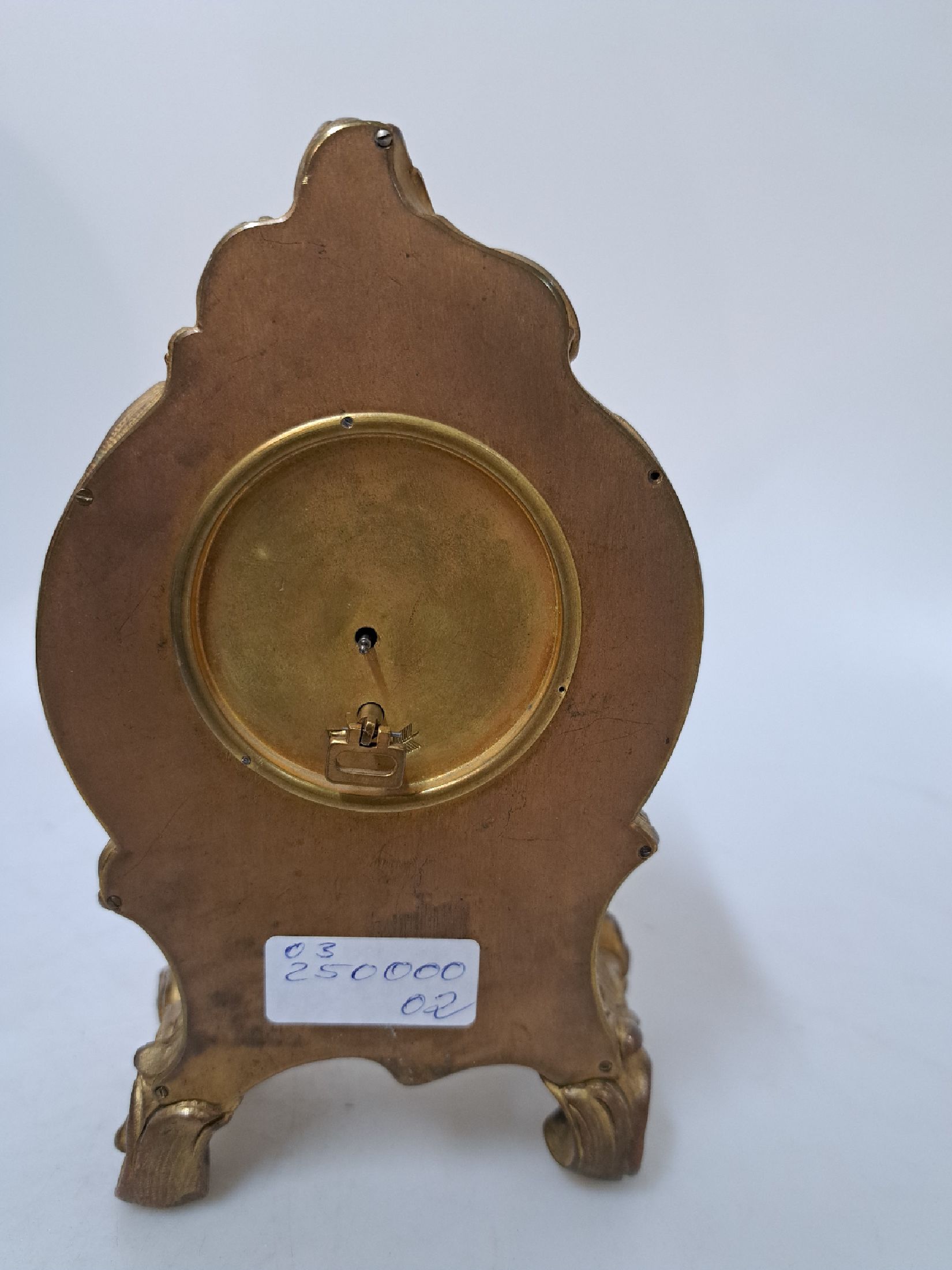 Detail c: kleine elegante Tischuhr, Frankreich um 1860/70, im Stil des Rokoko, verziertes Bronzegehäuse (ehem. vergoldet - berieben), dreiseitig mit Porzellan ...