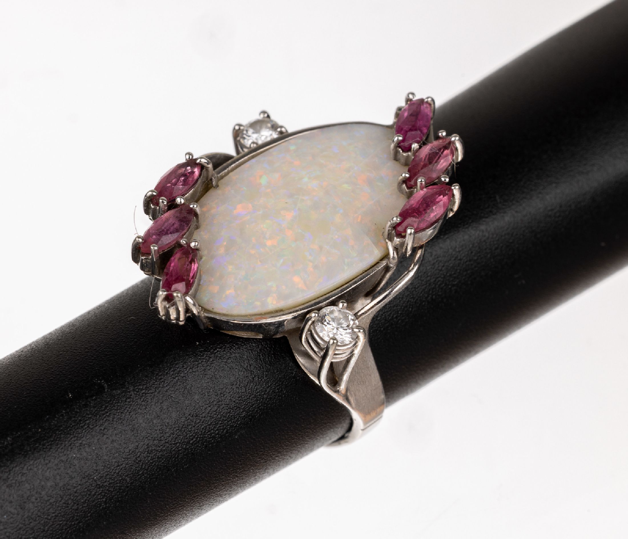 14 kt Gold Opal-Turmalin-Brillant-Ring, WG 585/000, ovale Opalscheibe mit rot-blau- grünem Farbspiel ca. 8.0 ct, 6 rosafarb. Turmalin-Navettes zus. ...