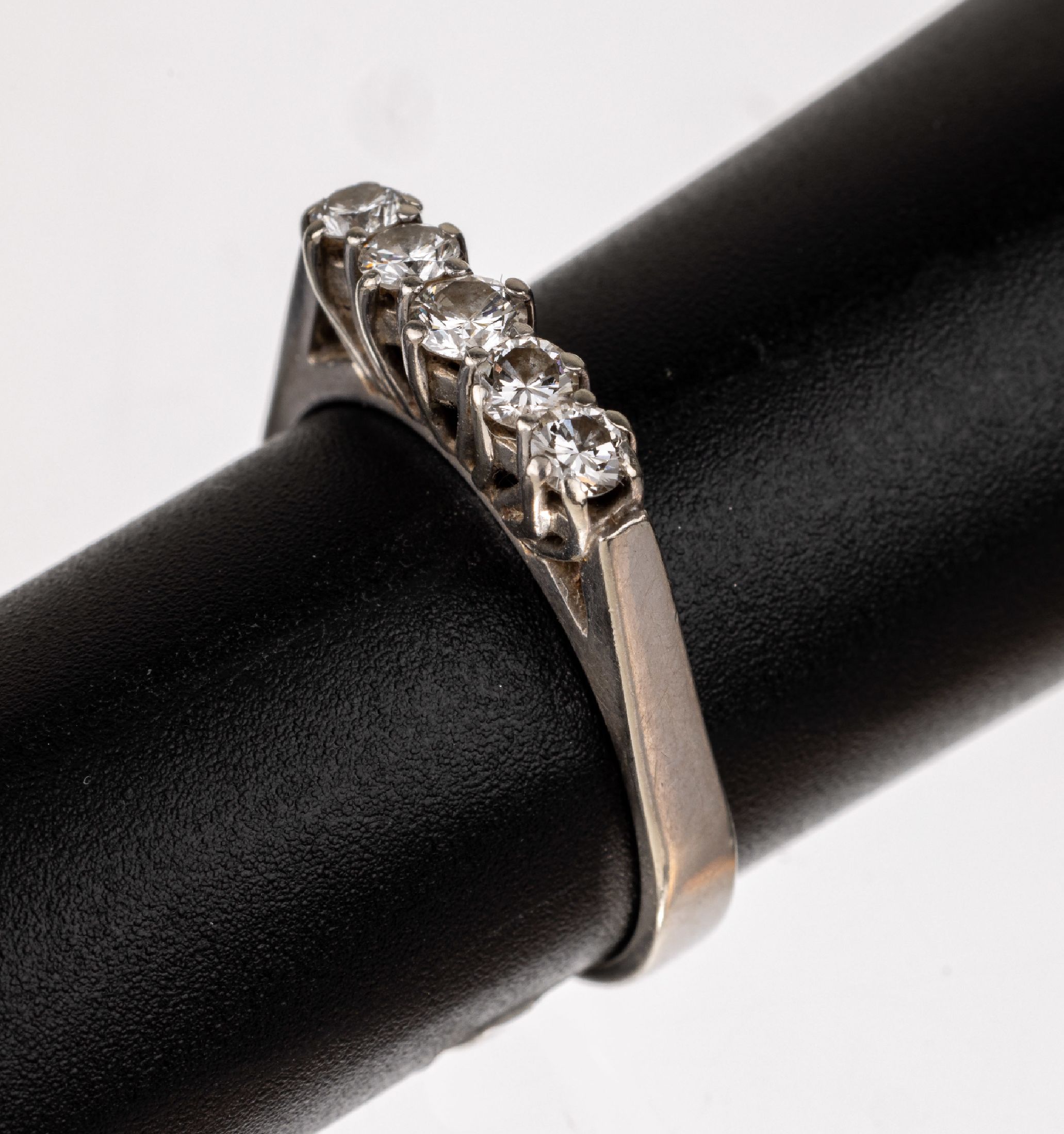 14 kt Gold Brillant-Ring, WG 585/000, 5 Brillanten zus. ca. 0.50 ct (grav.) Weiß/vs, ca. 3.3 g, RW 57, reinigungsbed.