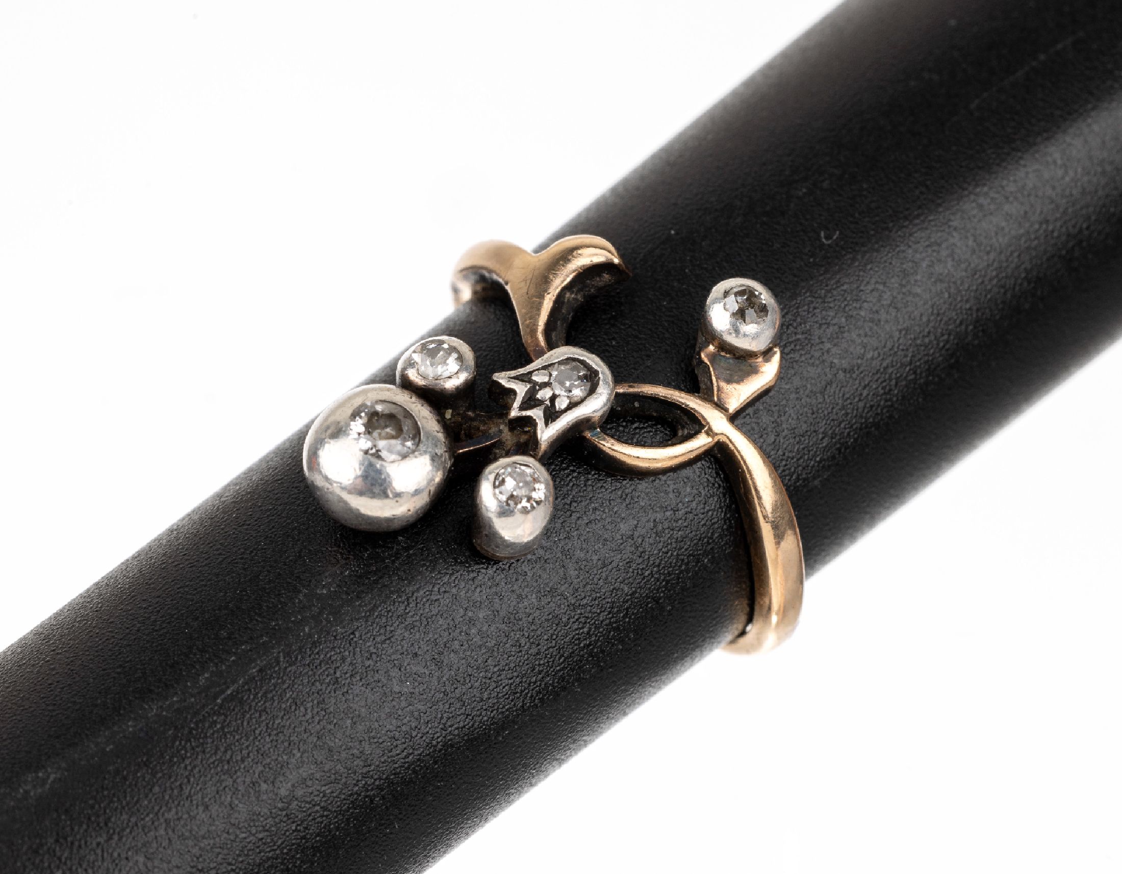 14 kt Gold Diamant-Ring, RG 585/000 und Silber gepr., um 1860/70, stilisierte Blüte mit Altschliff-Diamanten zus. ca. 0.10 ct Weiß/p1, total ca. ...