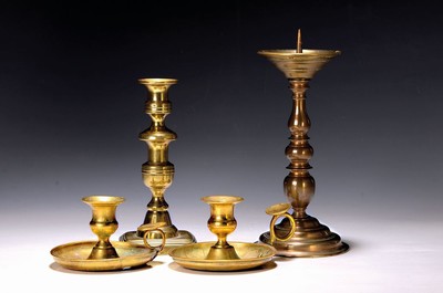 Image 26715001 - Four brass candlesticks, 18th/19th century Century, pair of hand candlesticks, H. 7.5 cm,Baroque candlesticks H. 19 cm and candlesticks H. 23 cm