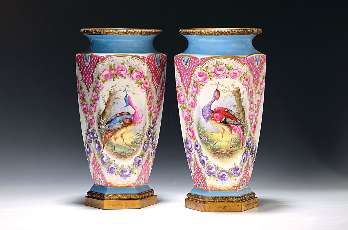 Paar Sechskantvasen, Frankreich, Ende 19.Jh. , Porzellan, handbemalter Dekor, von Rosenkränzen eingerahmte Bildkartuschen mit Blumenkörben und ...