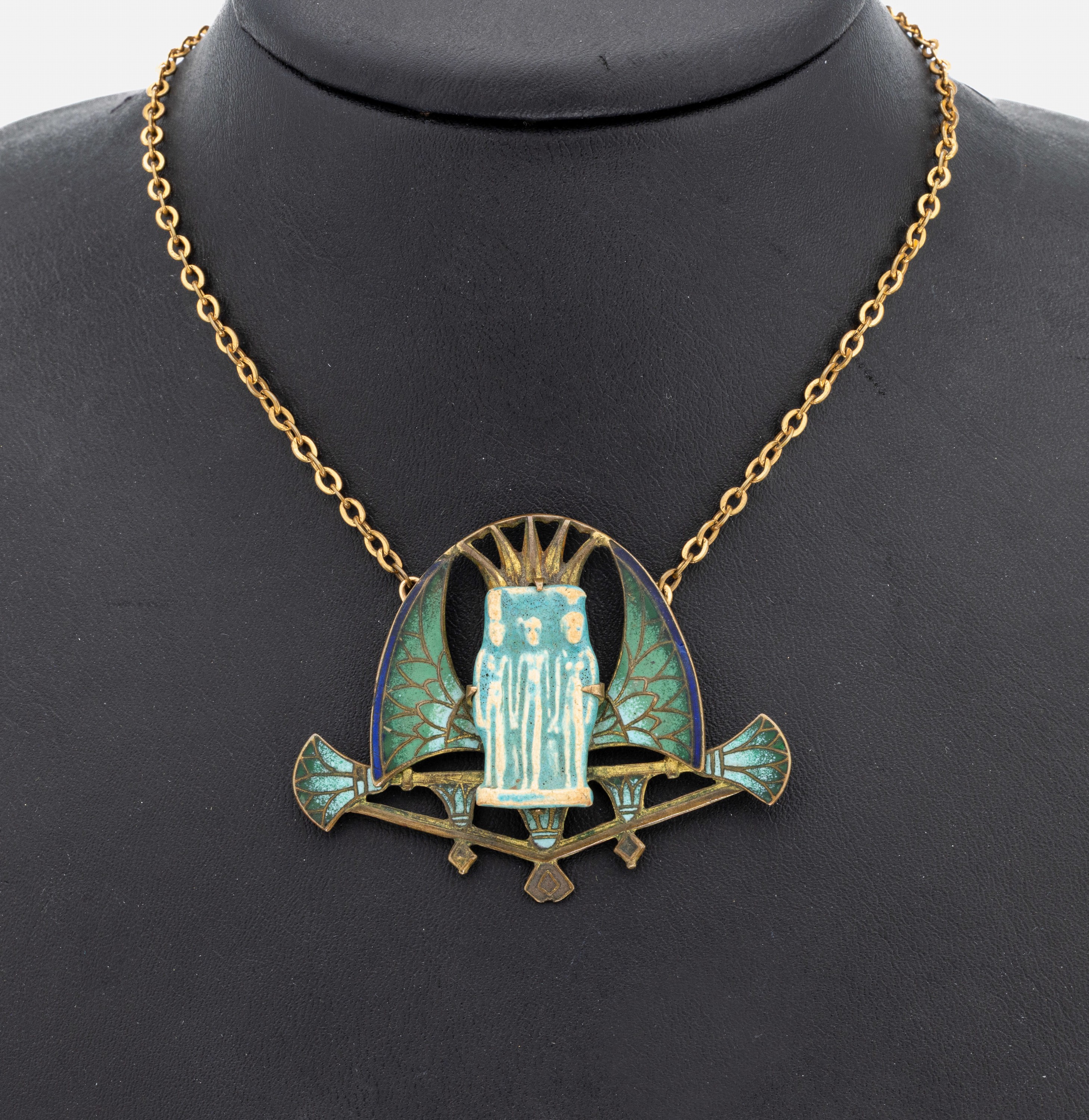 Collier, Frankreich um 1920, Metall, vergoldet, ägyptisierend, mittig Fayence Element mit figürl. Darstellung, stil. Horusschwingen, Stäbe und ...