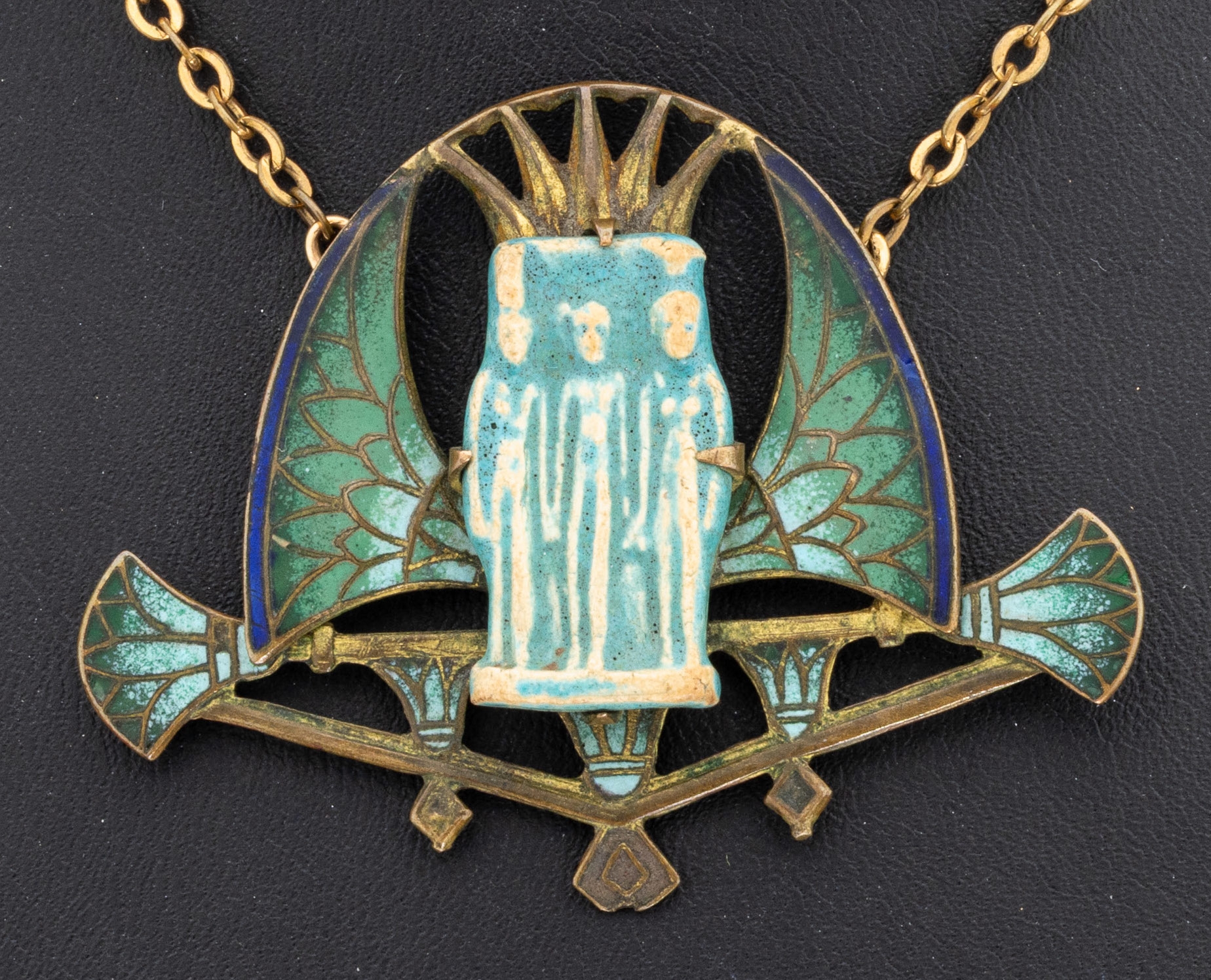 Detail a: Collier, Frankreich um 1920, Metall, vergoldet, ägyptisierend, mittig Fayence Element mit figürl. Darstellung, stil. Horusschwingen, Stäbe und ...