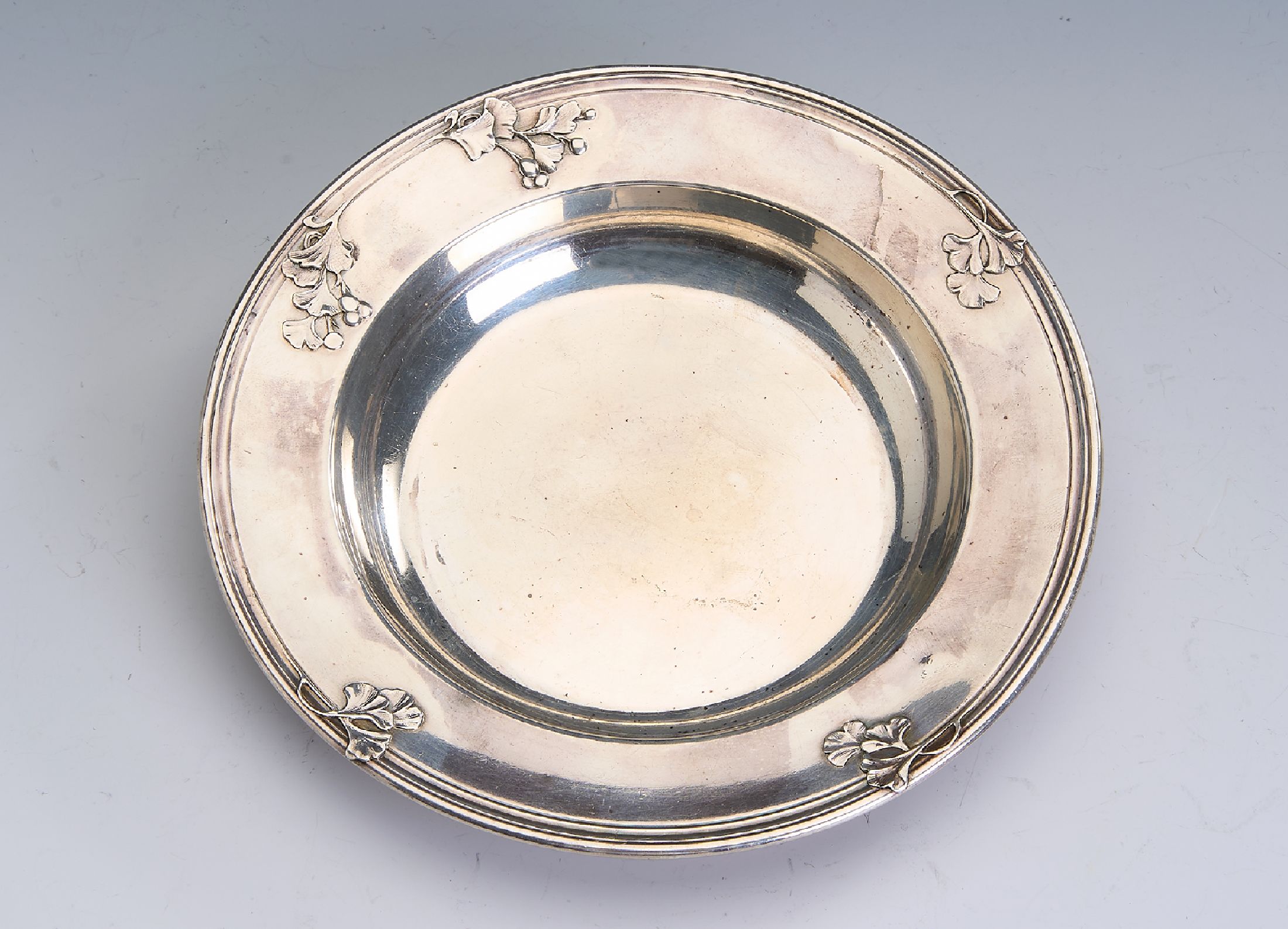 Anbietschale Frankreich um 1900, reiner Jugendstil, 950er Silber, Fahne mit zeittyp. Dekor Ginkgoblätter und Ginkgoblätter mit Früchten, Durchm. ...