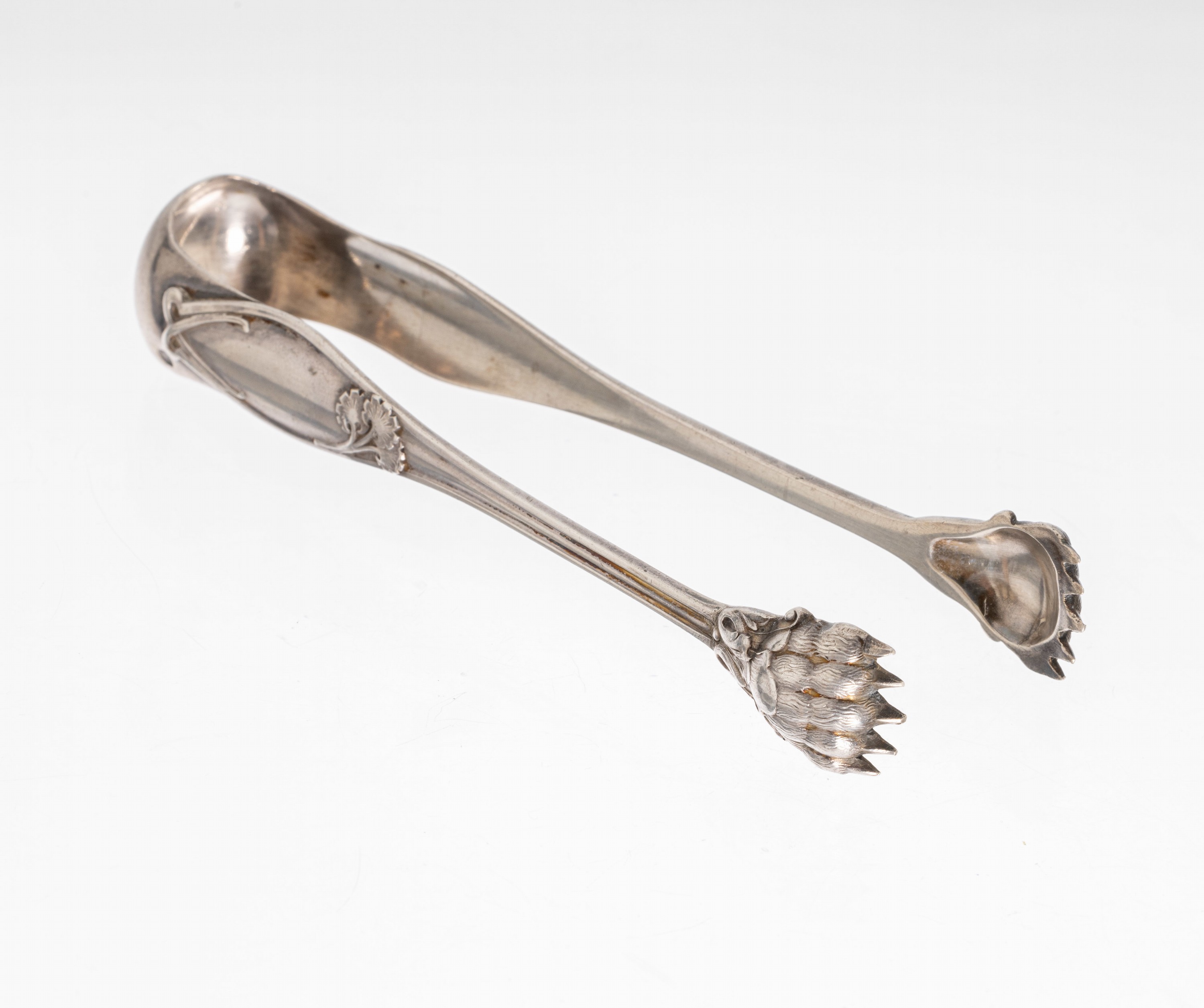 Jugendstil Zuckerzange, Frankreich um 1900, 950er Silber, eleganter floraler Dekor mit Ginkgoblättern, Zangen in Klauenform, fein punziert und ...