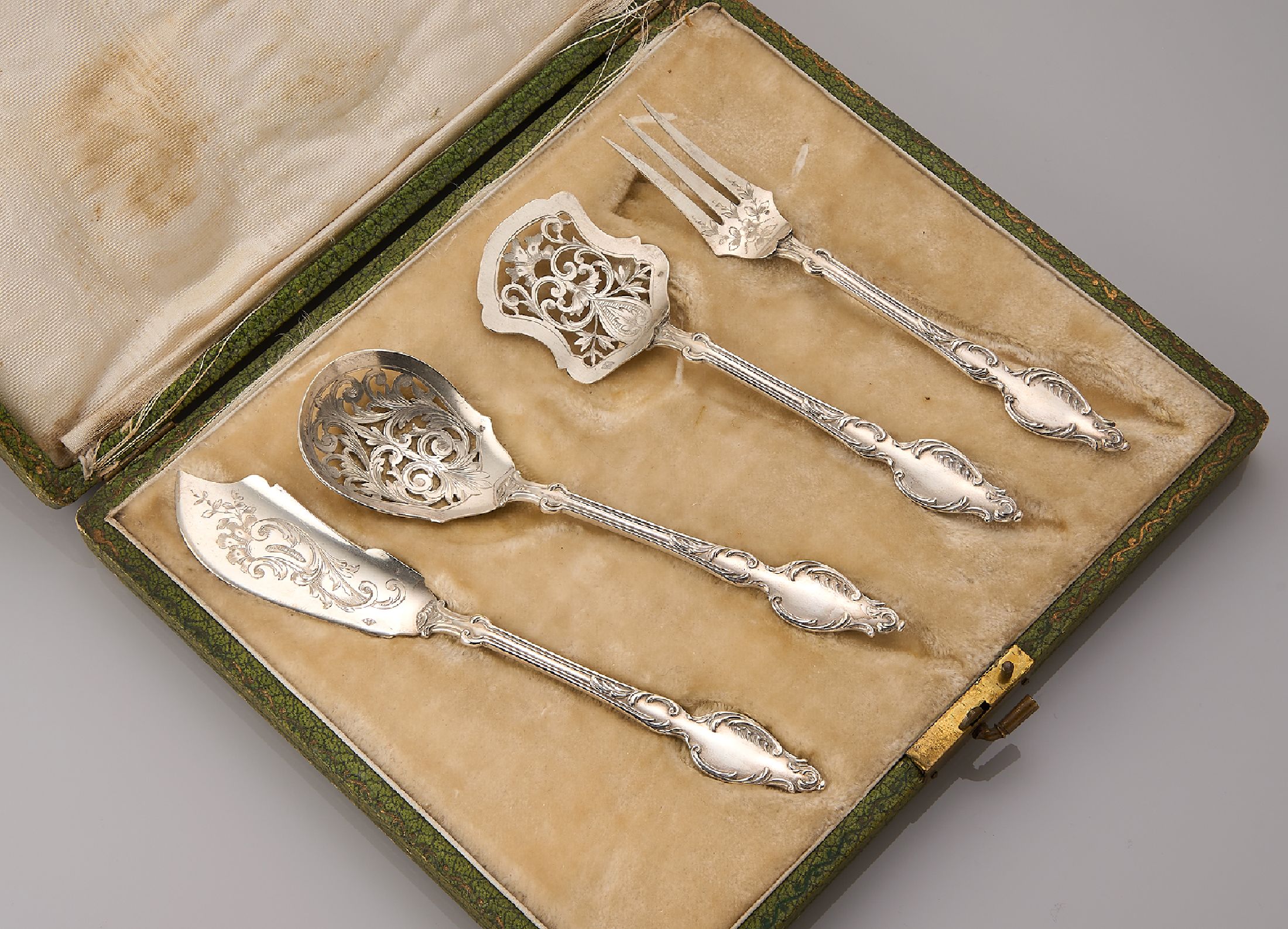 Detail a: 4-teiliges Petits-Fours-Vorlegebesteck, Frankreich um 1890/1900, 800er Silber, Meistermarke Ravinet D'Enfert, abstrakt floraler Dekor, ...