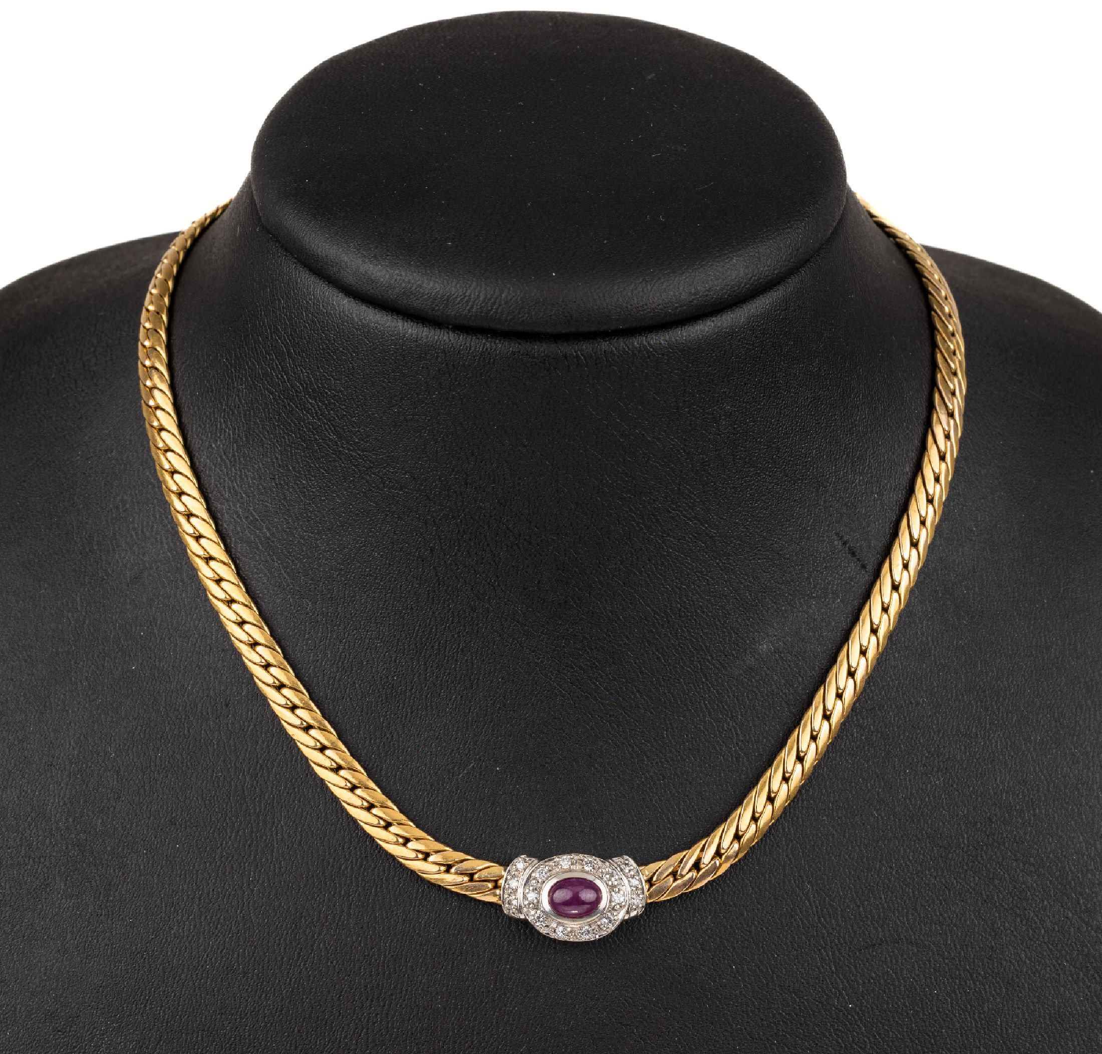 14 kt Gold Rubin Brillant Collier, GG/WG 585/000, 1 Rubin-Cabochon ca. 0.65 ct, 16 Brillanten zus. ca. 0.16 ct Weiß/si, total ca. 15.9 g, L ca. 43 ...