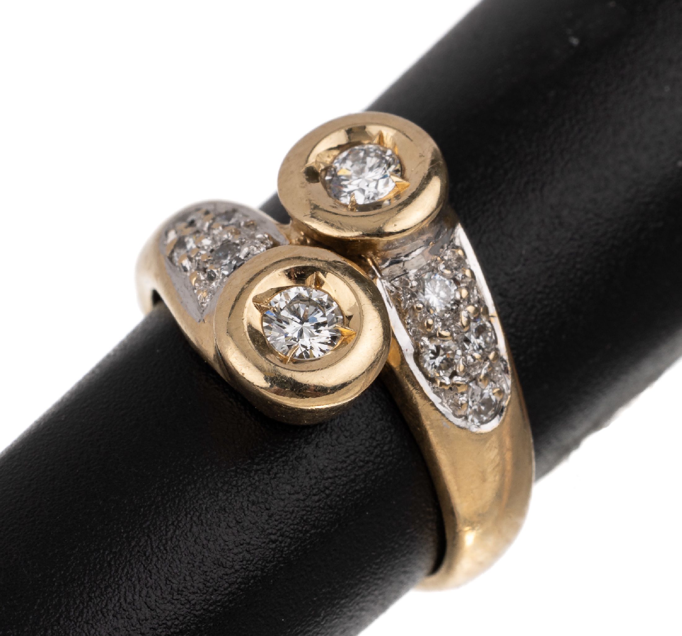 14 kt Gold Ring Brillant Ring, GG/WG 585/000, 2 Brillanten zus. ca. 0.20 ct Weiß/si, 8 Brillanten zus. ca. 0.10 ct Weiß/si, total ca. 4.9 g, RW 47