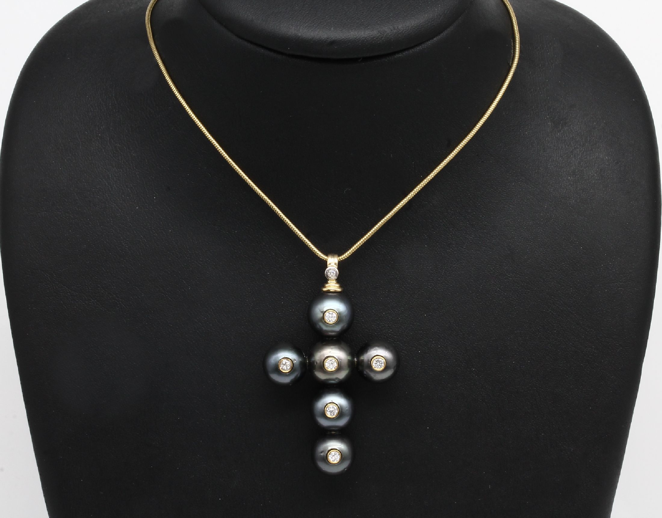 14 kt Gold Perl-Brillant-Kreuzanhänger, an Schlangenkette, GG 585/000, 6 Tahitizuchtperlen Durchm. ca. 11.3 - 12.1 mm, 7 Brillanten zus. ca. 0.30 ...