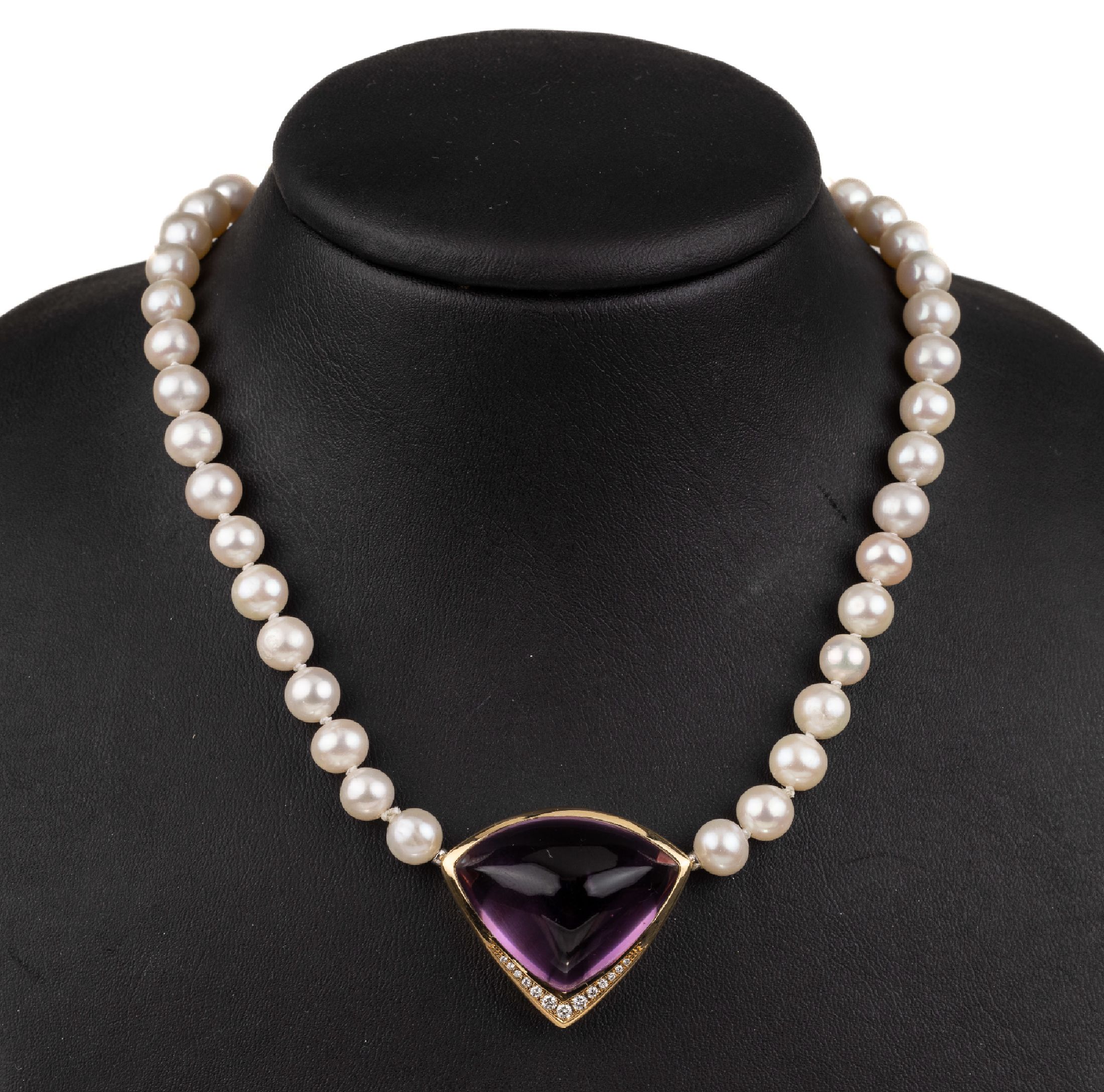 18 kt Gold Amethyst-Brillant-Schließe, GG 750/000, an Zuchtperlkette, großer dreieckiger Amethyst Cabochon ca. 15.0 ct, 13 Brillanten zus. ca. ...