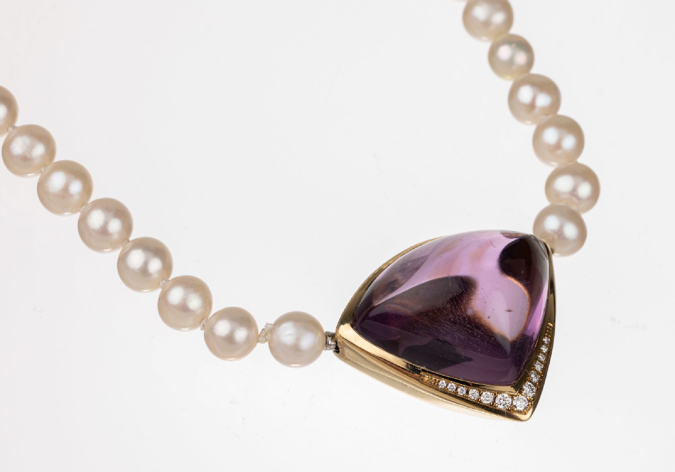 Detail a: 18 kt Gold Amethyst-Brillant-Schließe, GG 750/000, an Zuchtperlkette, großer dreieckiger Amethyst Cabochon ca. 15.0 ct, 13 Brillanten zus. ca. ...