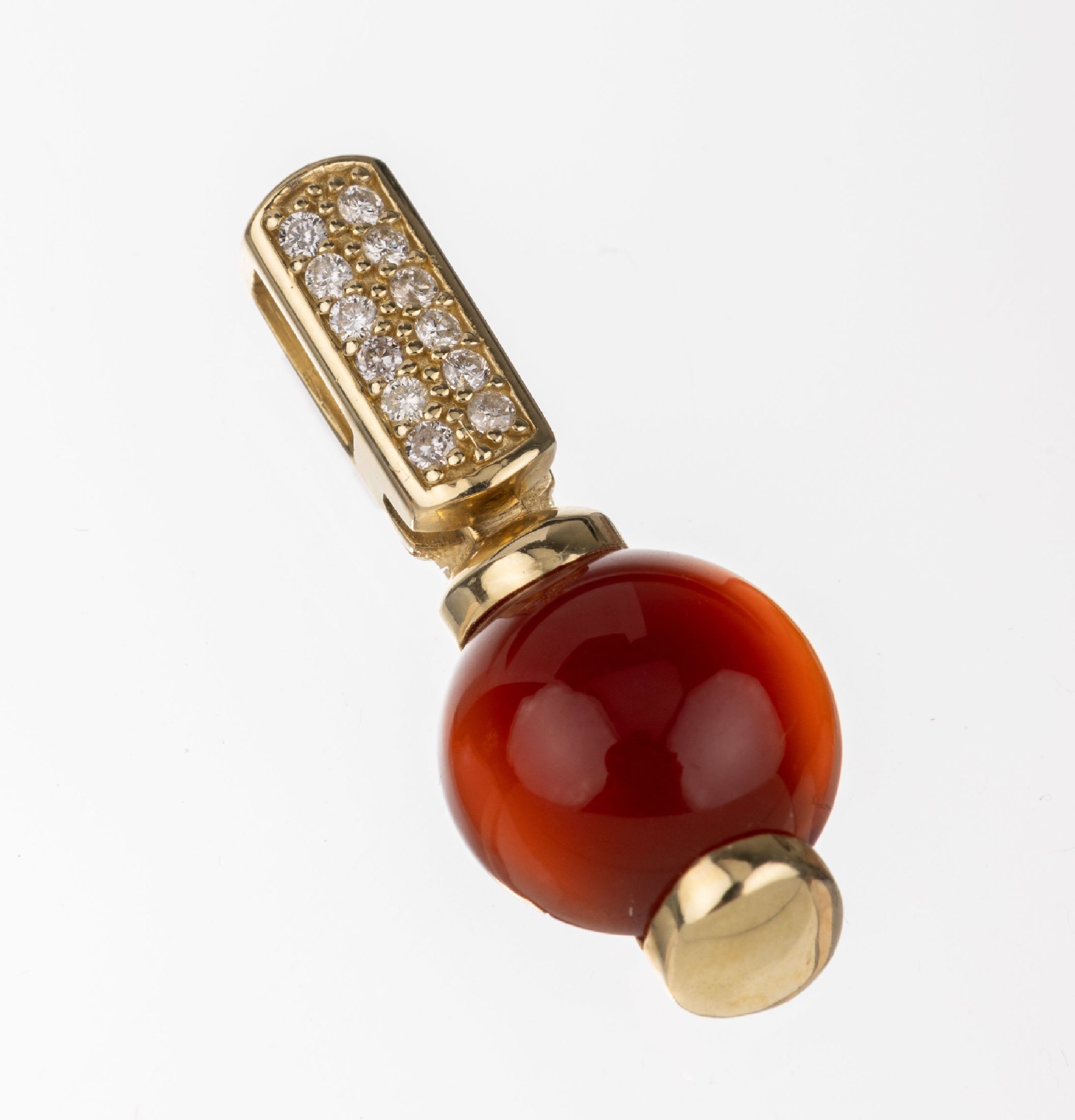 14 kt Gold Karneol-Brillant-Anhänger, GG 585/000, runder Karneol-Cabochon, 12 Brillanten zus. ca. 0.13 ct Weiß/si, L. ca. 2.5 cm, total ca. 4.2 g