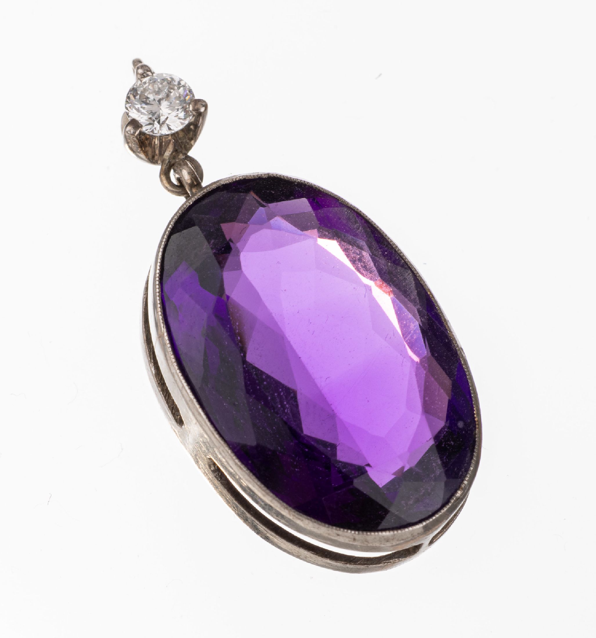 18 kt Gold Amethyst-Brillant-Anhänger, WG 750/000, gepr., ovalfacett. Amethyst ca. 12.0 ct, Brillant ca. 0.25 ct Weiß/vs, L. ca. 3 cm, total ca. ...